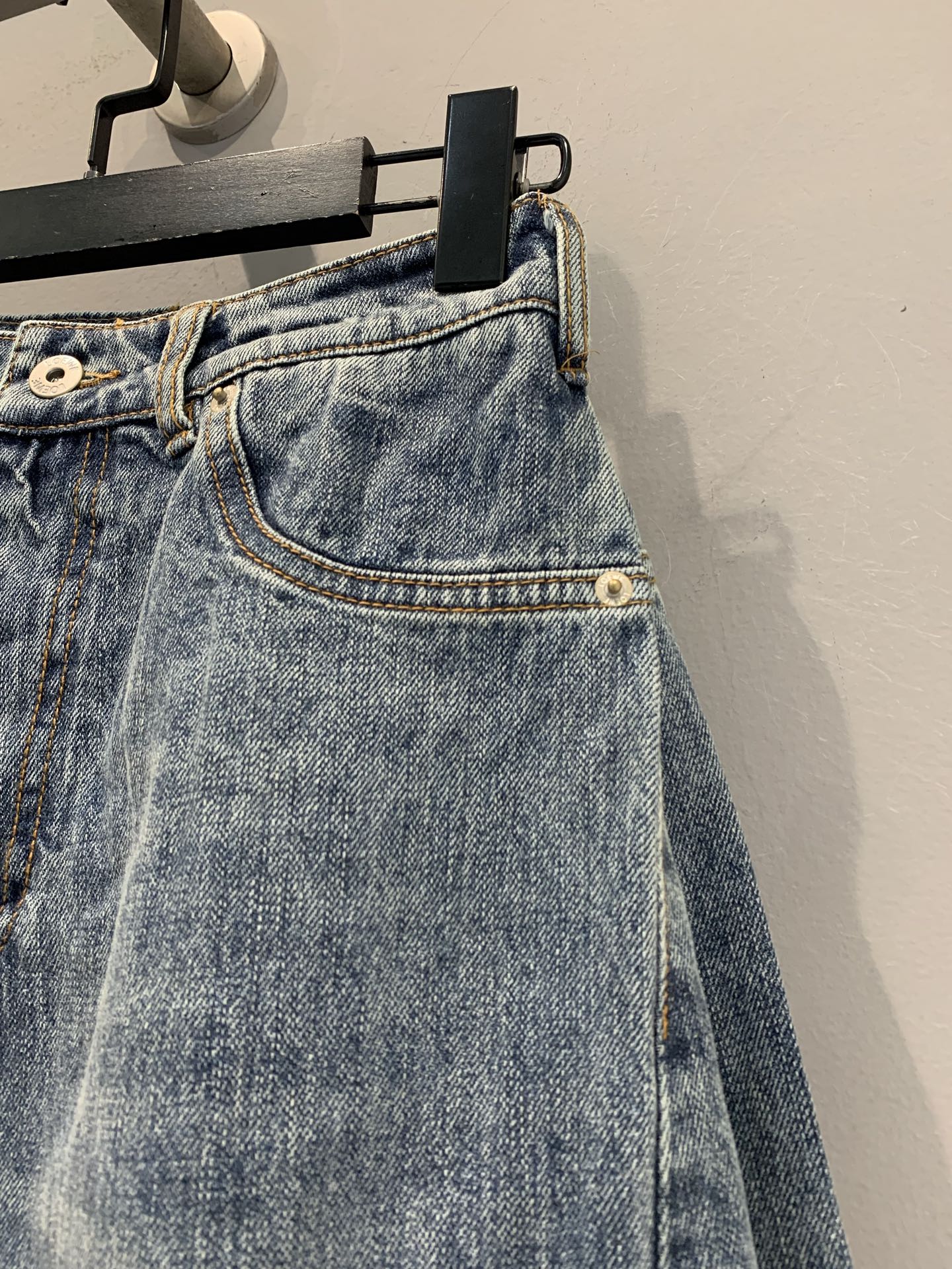 新款🔥出货啦📢 原版开发 Loew*2025早秋新款时髦复古不规则牛仔半裙 水洗复古色和版型都很绝，解锁