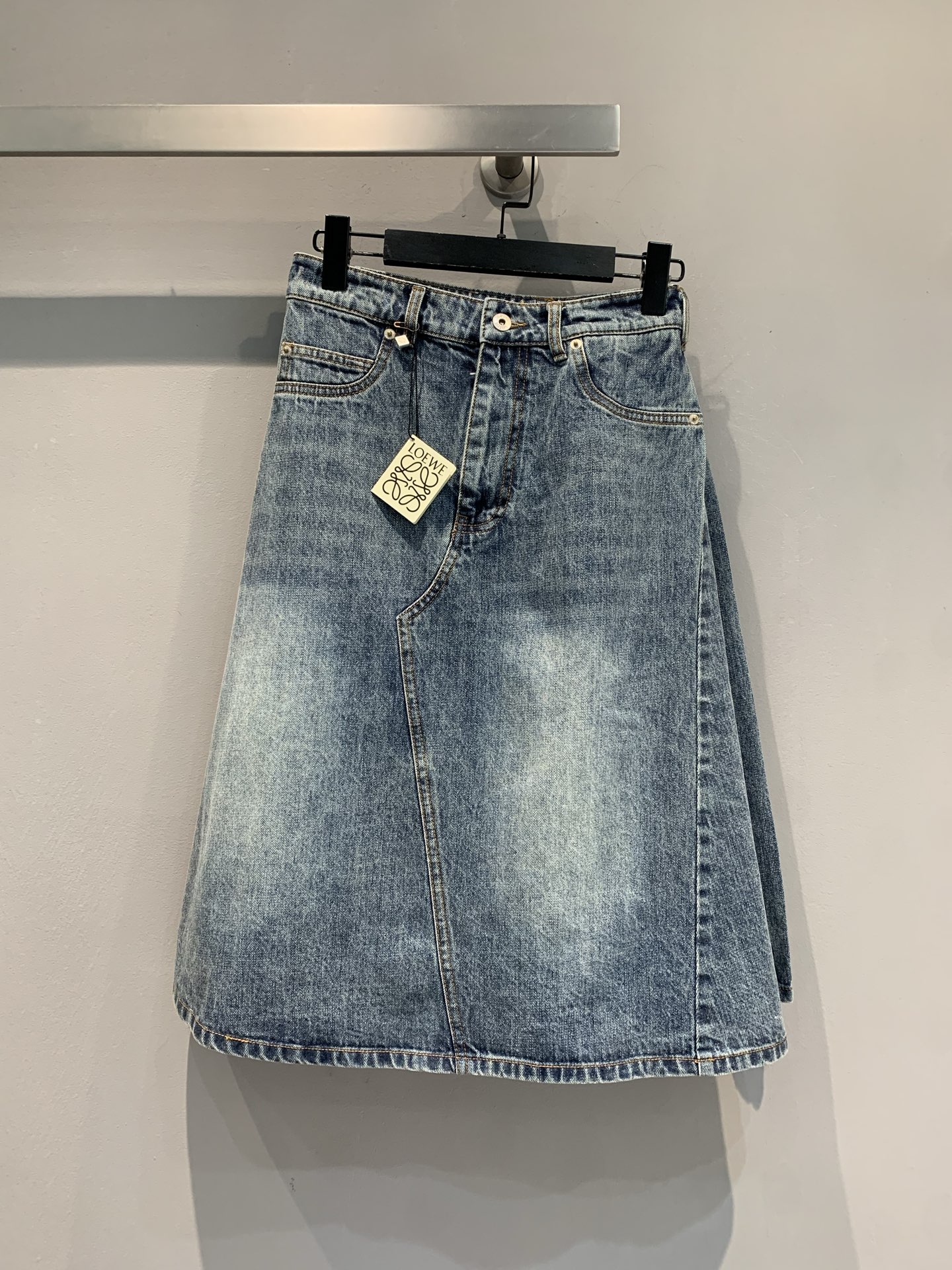 NO:737542,The new model is shipped. The original development Loew*2025 early autumn new fashionable retro irregular denim skirt. The washed retro color and version are very good. It unlocks the asymmetric structure design. It is quite rare and special. It is casual. The A-line is not too baggy. It perfectly hides the lack of body shape in the lower body. It optimizes the waist-to-hip ratio while relaxing the margin, covering the flesh and looking slim!  Size S M L,,loewe,skirts,19860909新款出货啦 原版开发 Loew*2025早秋新款时髦复古不规则牛仔半裙 水洗复古色和版型都很绝,解锁不对称结构设计,还蛮难得特别的,走的就是一个随性,A字没有过于的松垮,完美隐藏下半身体型不足,优化腰臀比的同时放松余量,遮肉又显瘦！码数S M L,,loewe,skirts,,Women's clothing