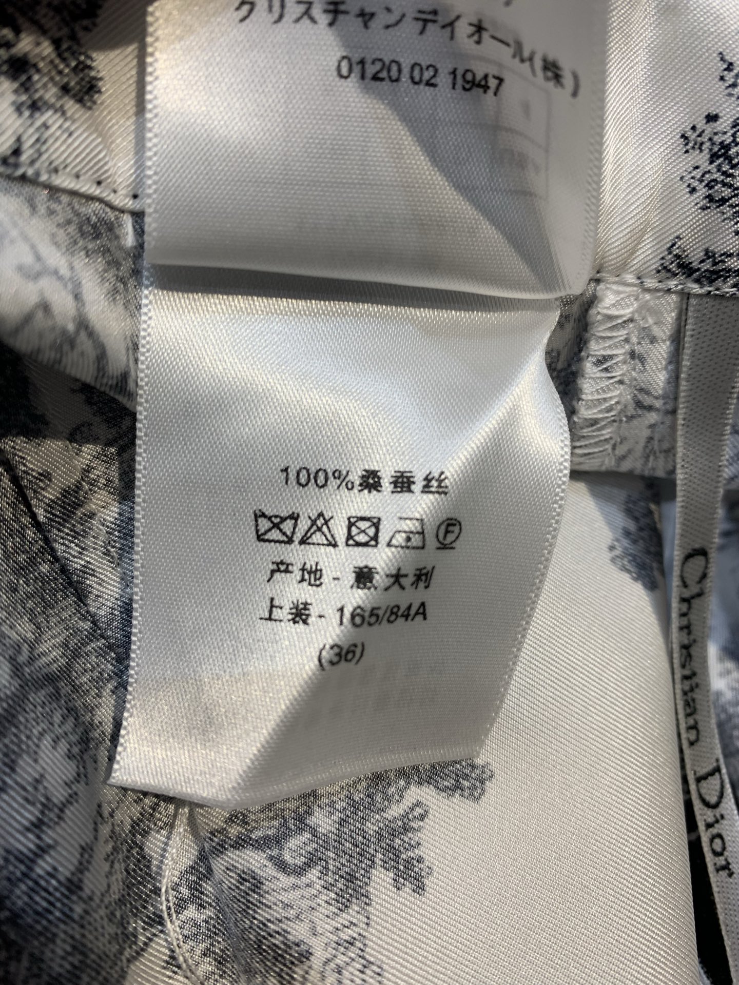 新款🔥出货啦📢 原版开发 CD早秋新款定位印花动物真丝套装 饰以经典的茹伊印花，彰显典雅风范采用白色和海
