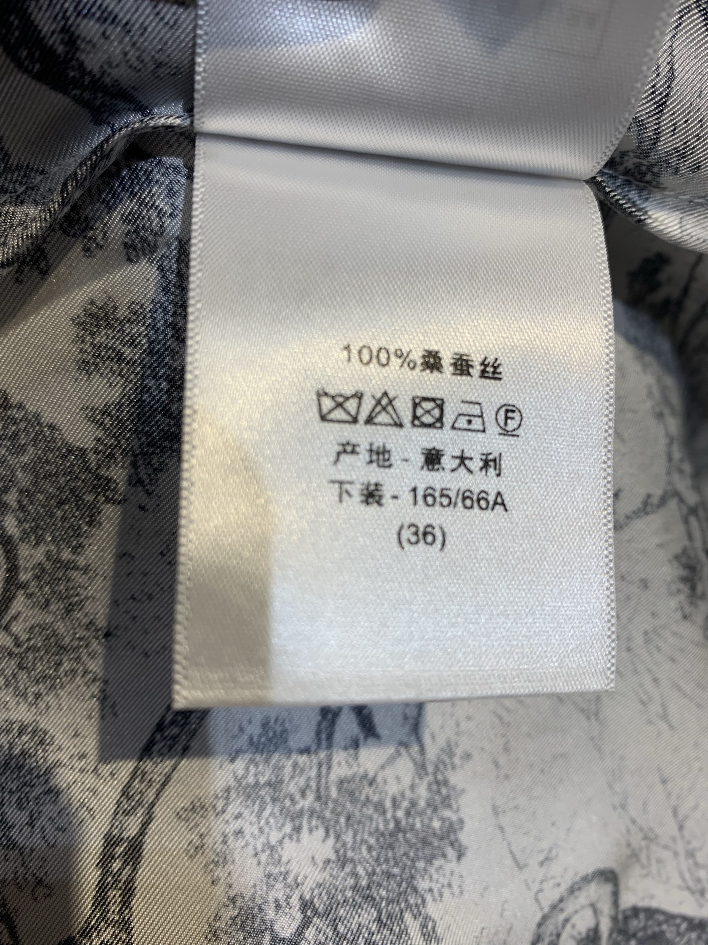 新款🔥出货啦📢 原版开发 CD早秋新款定位印花动物真丝套装 饰以经典的茹伊印花，彰显典雅风范采用白色和海