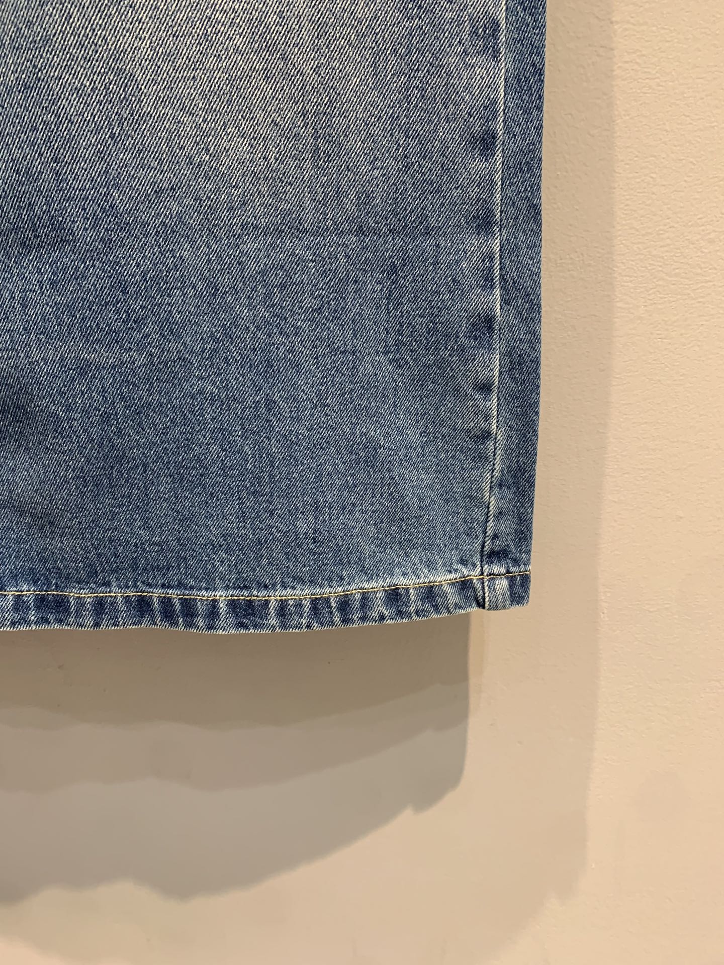 新款🔥出货啦📢 原版开发 Prad*2025早秋新款后开叉牛仔半裙 面料是一个四季可穿的适中的一个厚度，