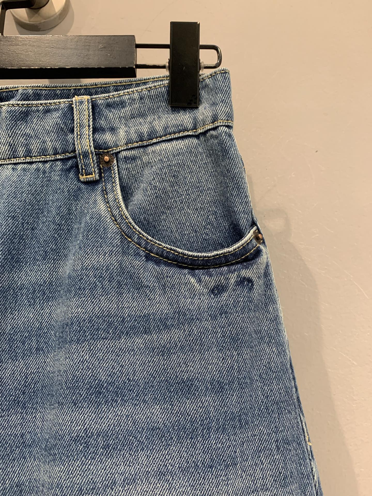 新款🔥出货啦📢 原版开发 Prad*2025早秋新款后开叉牛仔半裙 面料是一个四季可穿的适中的一个厚度，