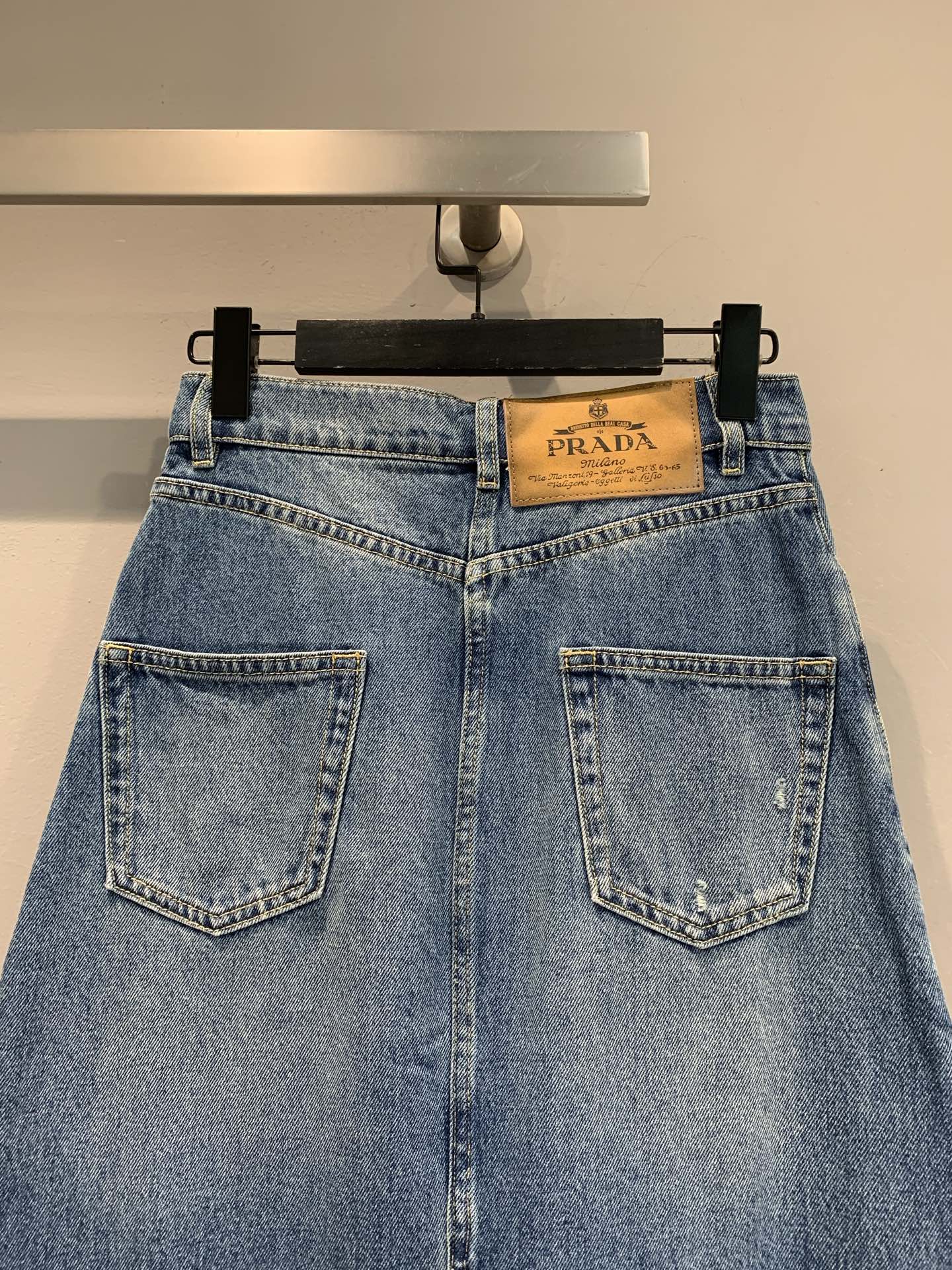 新款🔥出货啦📢 原版开发 Prad*2025早秋新款后开叉牛仔半裙 面料是一个四季可穿的适中的一个厚度，