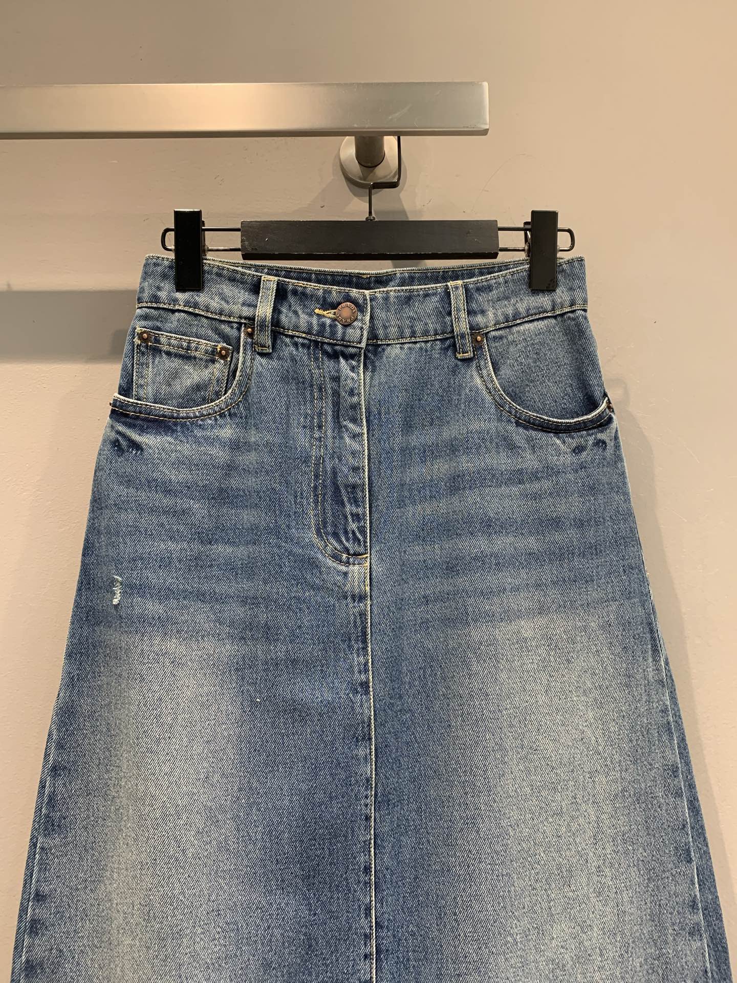 新款🔥出货啦📢 原版开发 Prad*2025早秋新款后开叉牛仔半裙 面料是一个四季可穿的适中的一个厚度，