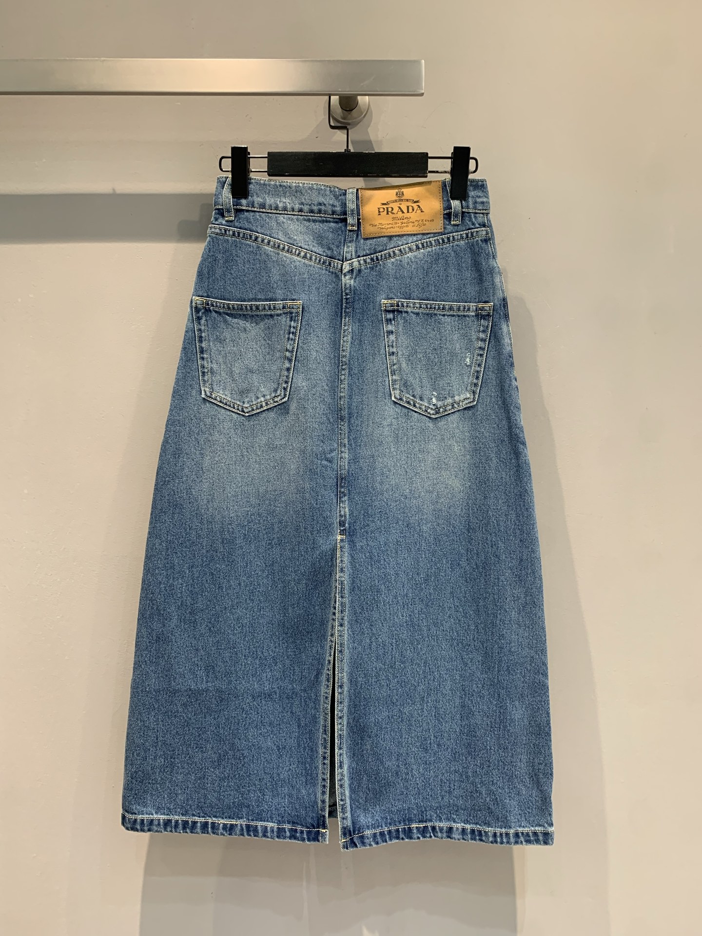 新款🔥出货啦📢 原版开发 Prad*2025早秋新款后开叉牛仔半裙 面料是一个四季可穿的适中的一个厚度，
