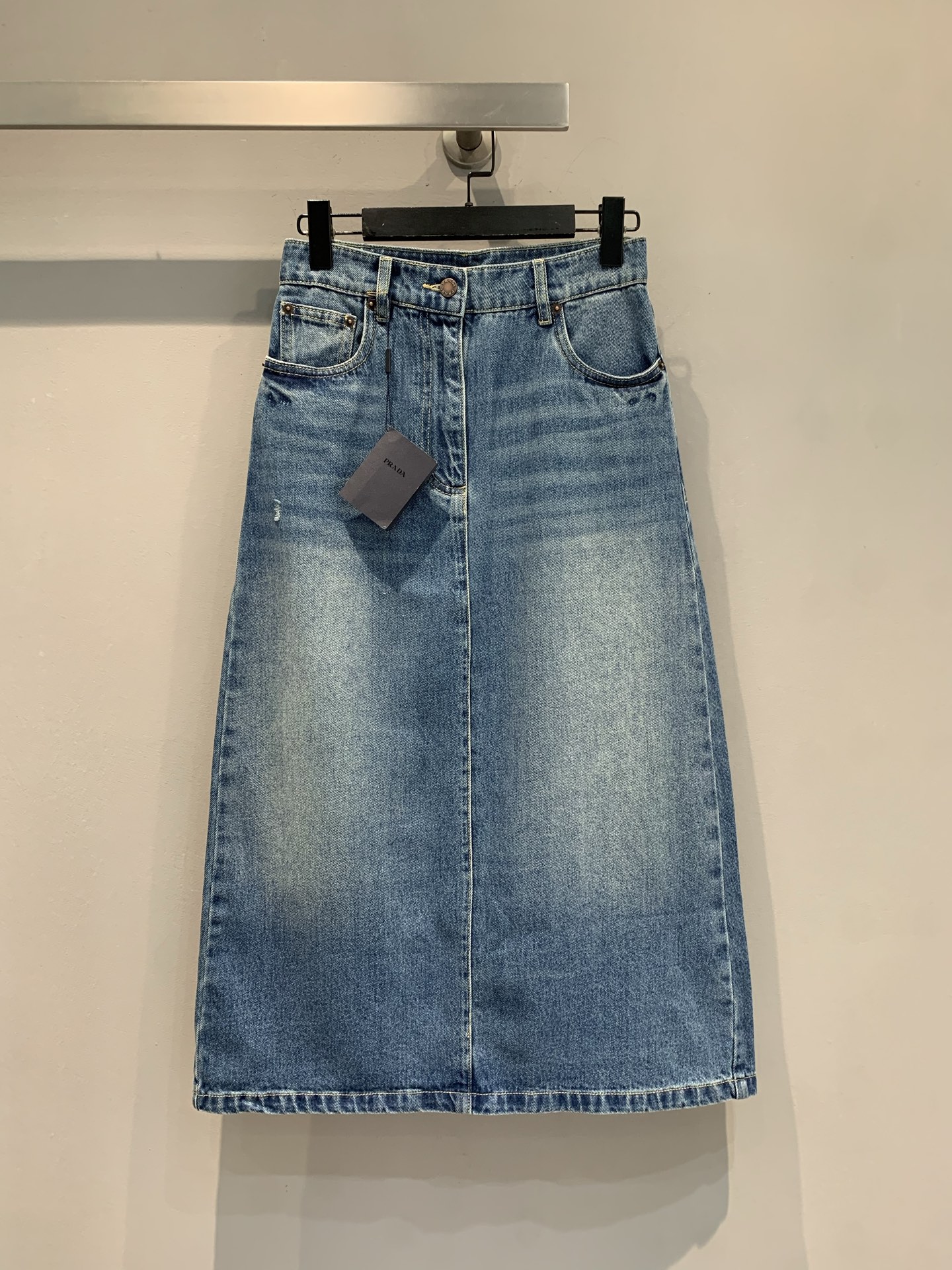 NO:737538,The new model is shipped. The original development Prad*2025 early autumn new back slit denim skirt. The fabric is of a moderate thickness that can be worn in all seasons. It is not the hard denim with ribs. It is not astringent or soft. The softness and hardness are very moderate, and the color is very satisfactory. Basically, there is no color selection when matching. The compatibility with clothing categories is very good. Light colors are the most suitable. The main thing is relaxed and casual. Size 36 38 40, prada, skirts,19860909新款出货啦原版开发 Prad*2025早秋新款后开叉牛仔半裙 面料是一个四季可穿的适中的一个厚度,不是支棱的那种硬牛仔,不涩也不软塌,软硬度都非常适中,以及颜色都很满意,搭配起来基本上不挑色系,对衣服类别的兼容性很好,浅色最适配啦,主打就是一个松弛随意.码数36 38 40,,prada,skirts,,Women's clothing