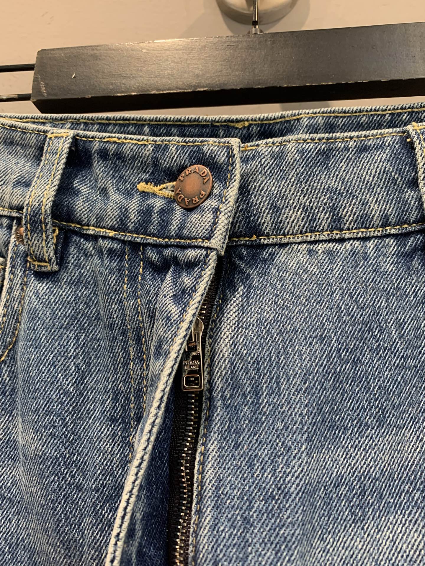 新款🔥出货啦📢 原版开发 Prad*2025早秋新款后开叉牛仔半裙 面料是一个四季可穿的适中的一个厚度，