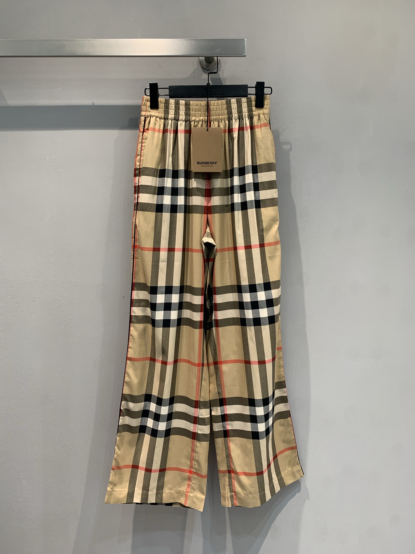 新款🔥出货啦📢 原版开发 Bur2025早秋新款拼色格纹长裤 色织精纺格纹定位裁片对格，高腰松紧弹力腰围