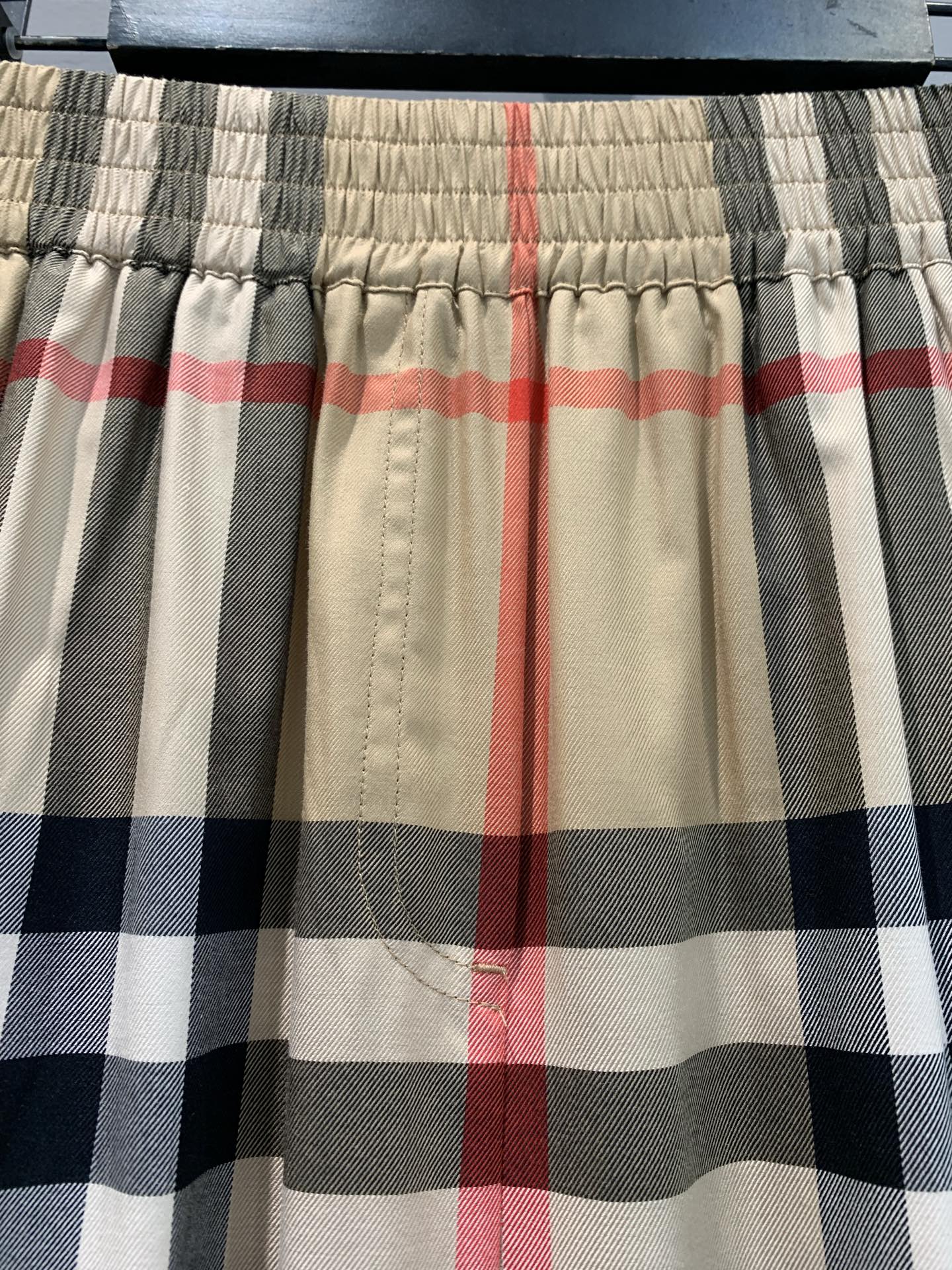 新款🔥出货啦📢 原版开发 Bur2025早秋新款拼色格纹长裤 色织精纺格纹定位裁片对格，高腰松紧弹力腰围