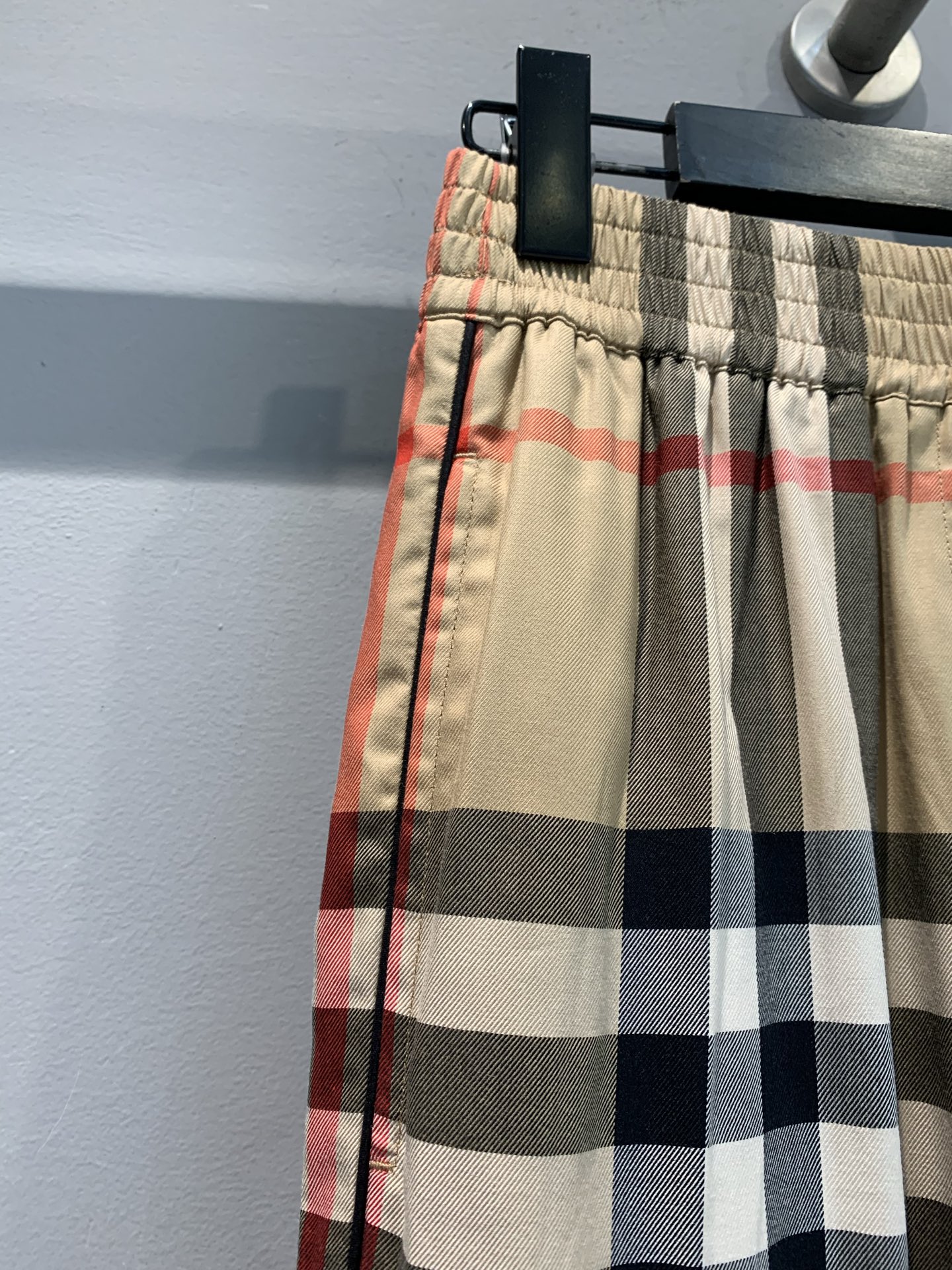 新款🔥出货啦📢 原版开发 Bur2025早秋新款拼色格纹长裤 色织精纺格纹定位裁片对格，高腰松紧弹力腰围