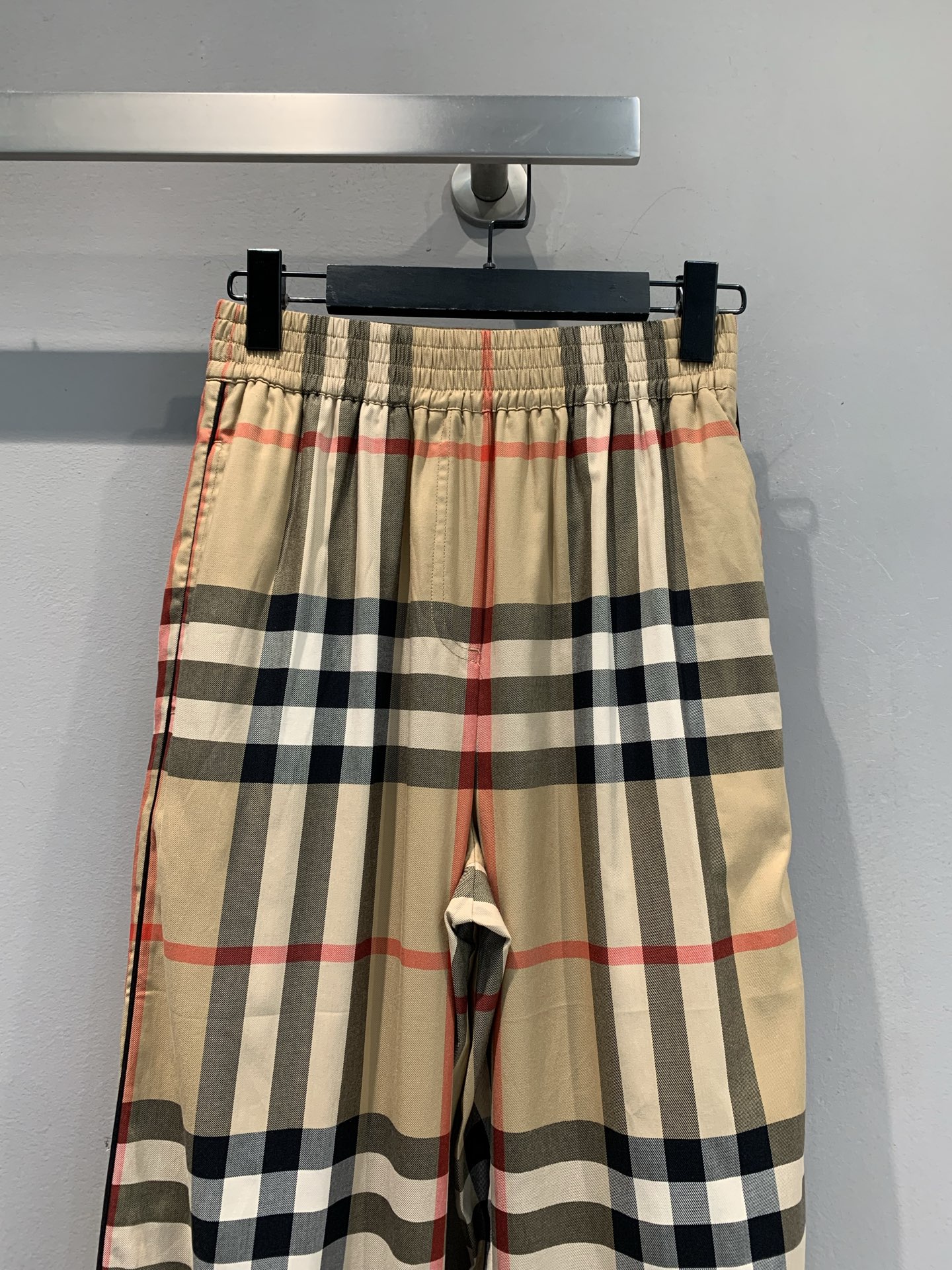 新款🔥出货啦📢 原版开发 Bur2025早秋新款拼色格纹长裤 色织精纺格纹定位裁片对格，高腰松紧弹力腰围