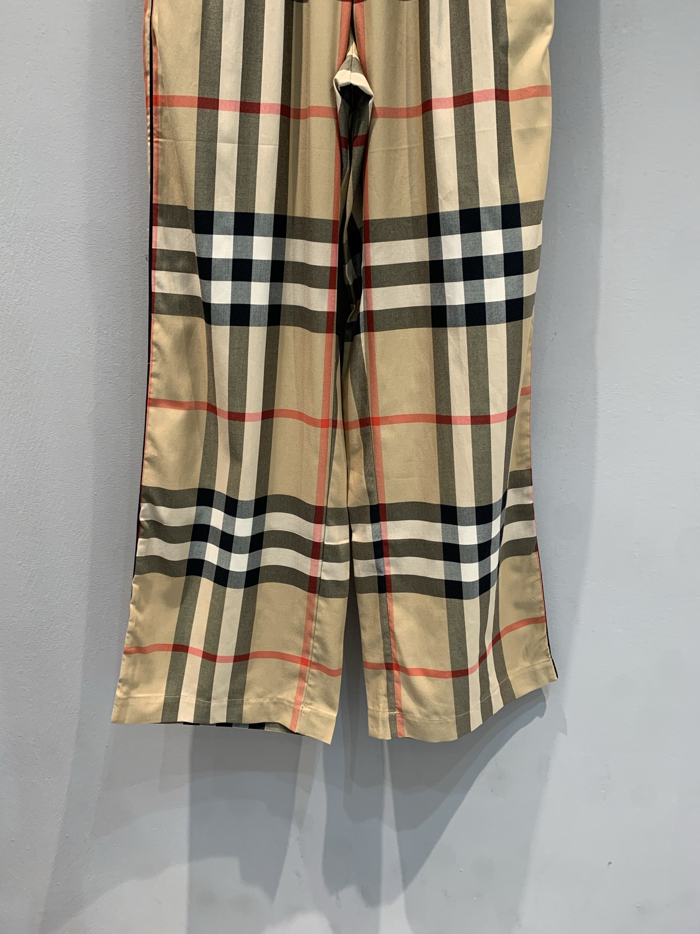 新款🔥出货啦📢 原版开发 Bur2025早秋新款拼色格纹长裤 色织精纺格纹定位裁片对格，高腰松紧弹力腰围