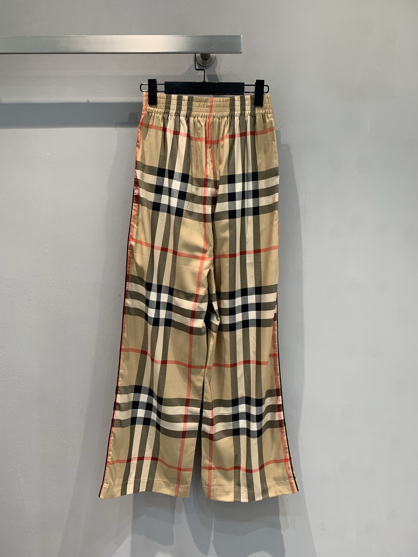 新款🔥出货啦📢 原版开发 Bur2025早秋新款拼色格纹长裤 色织精纺格纹定位裁片对格，高腰松紧弹力腰围