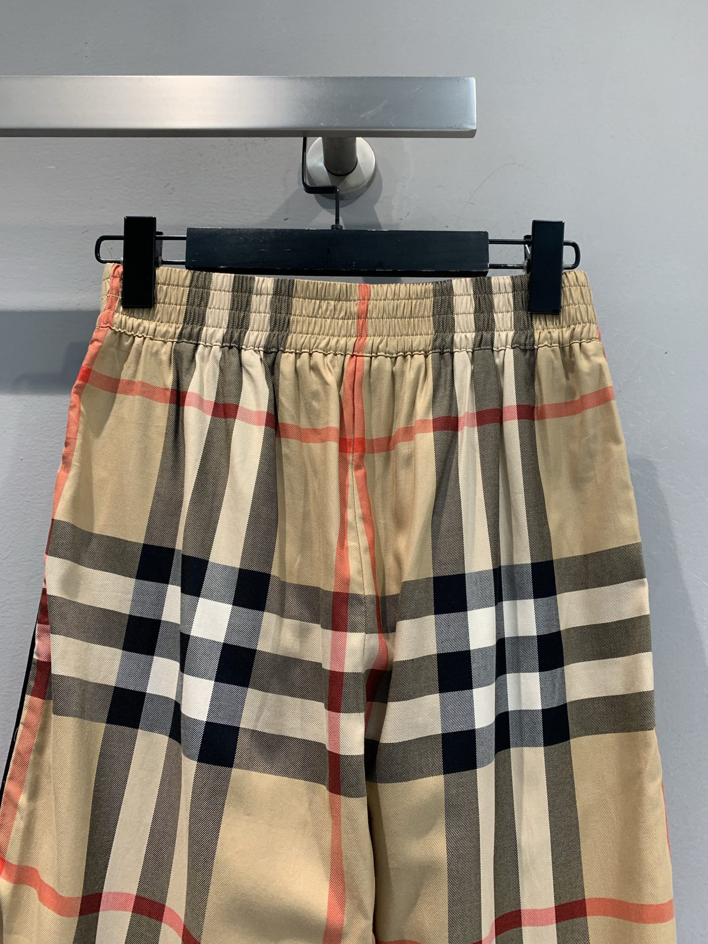 新款🔥出货啦📢 原版开发 Bur2025早秋新款拼色格纹长裤 色织精纺格纹定位裁片对格，高腰松紧弹力腰围