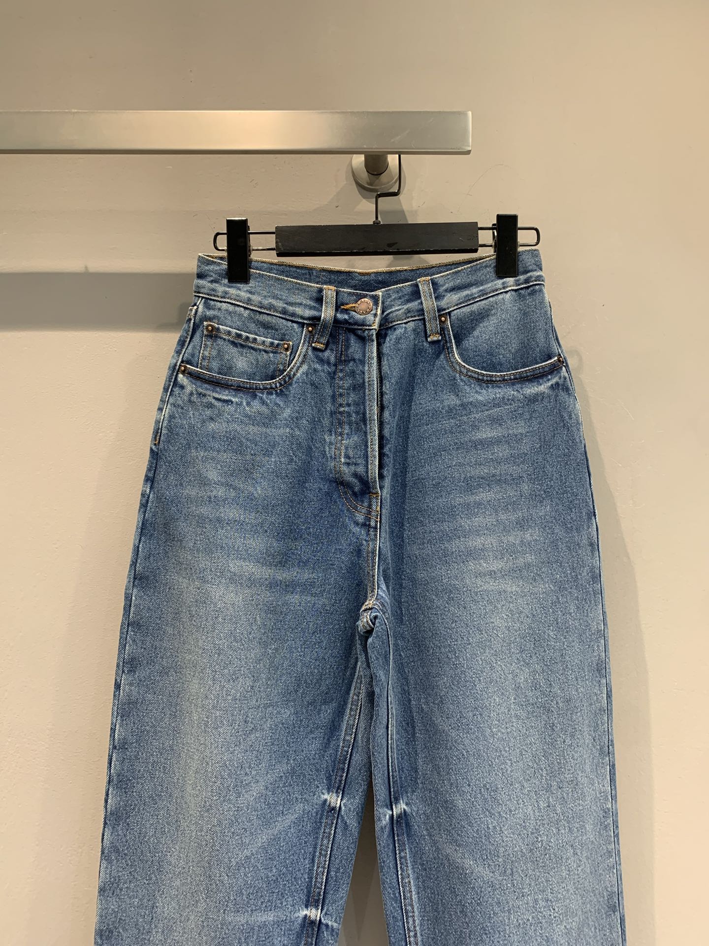 新款🔥出货啦📢 原版开发 Prad*2025早秋新款皮标饰牛仔裤 颜色非常经典百搭，直筒收腿 但不阔腿，