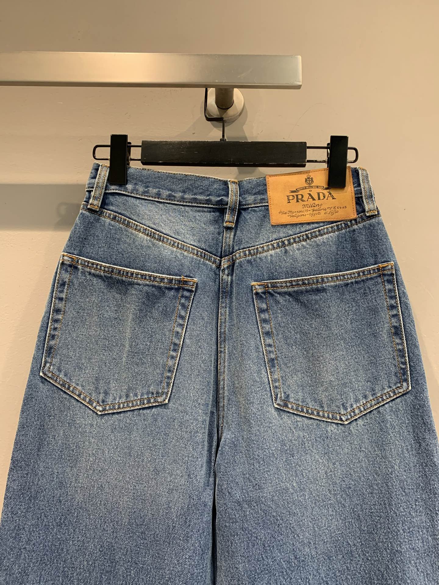 新款🔥出货啦📢 原版开发 Prad*2025早秋新款皮标饰牛仔裤 颜色非常经典百搭，直筒收腿 但不阔腿，
