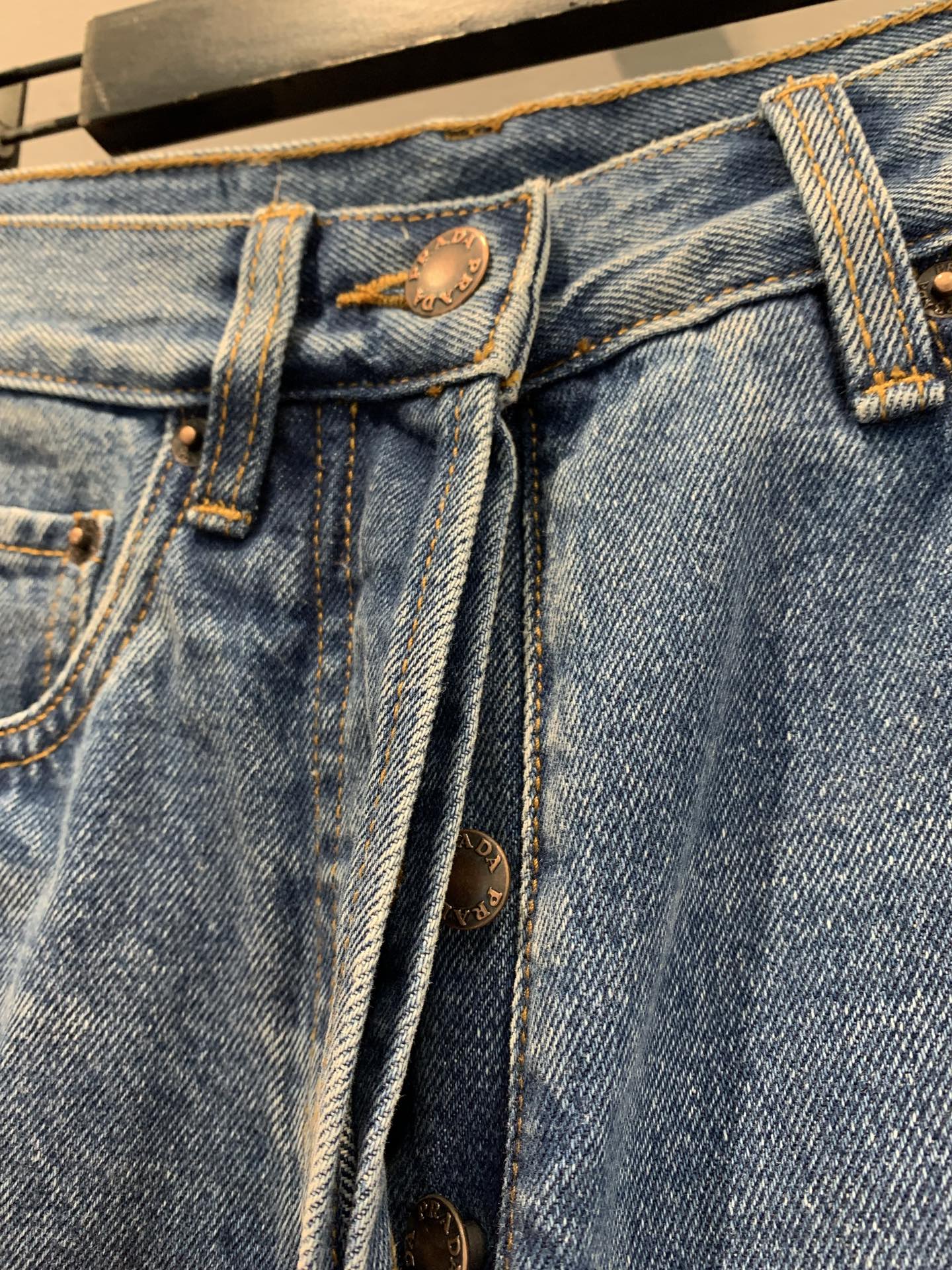 新款🔥出货啦📢 原版开发 Prad*2025早秋新款皮标饰牛仔裤 颜色非常经典百搭，直筒收腿 但不阔腿，