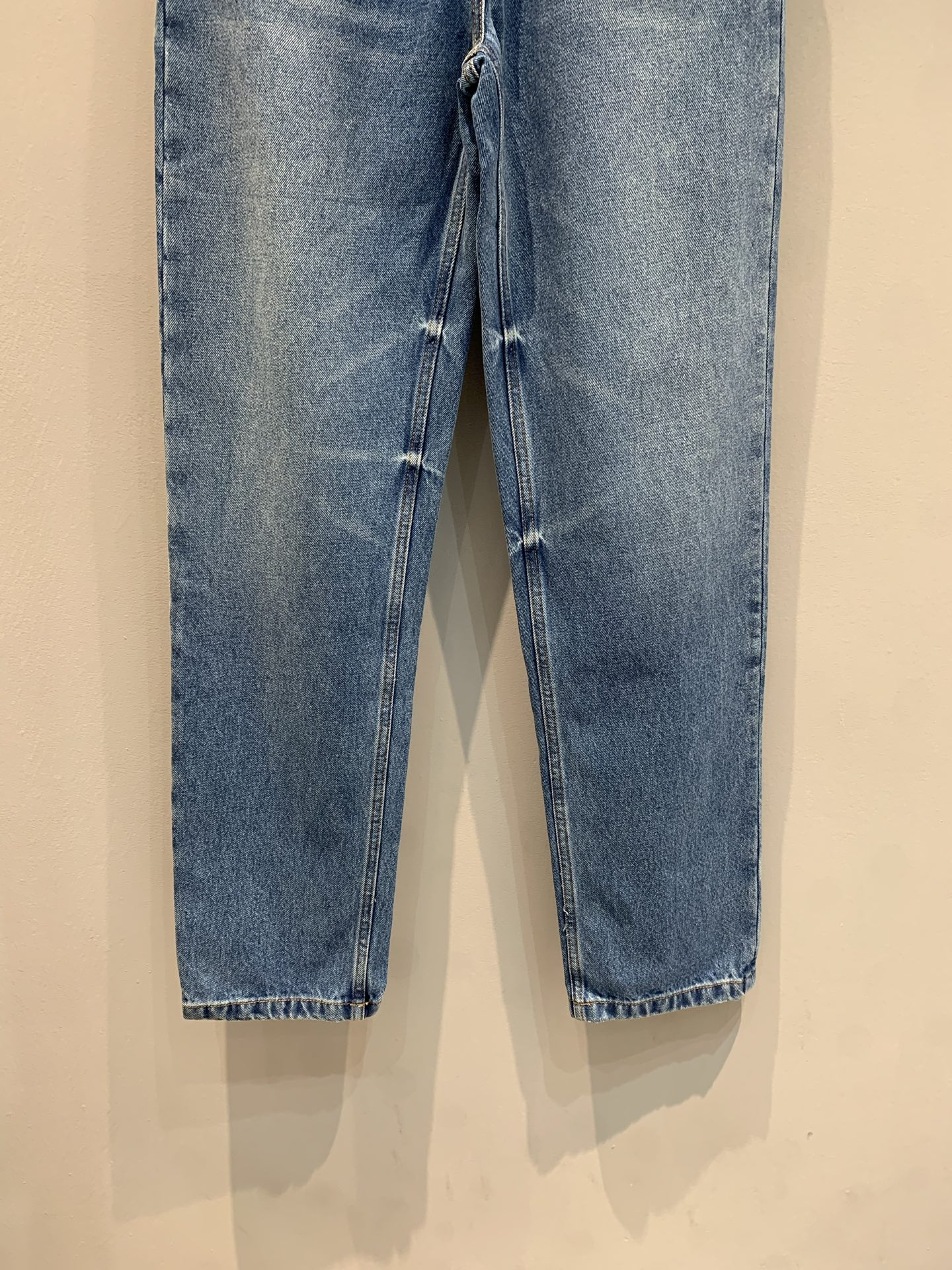 新款🔥出货啦📢 原版开发 Prad*2025早秋新款皮标饰牛仔裤 颜色非常经典百搭，直筒收腿 但不阔腿，