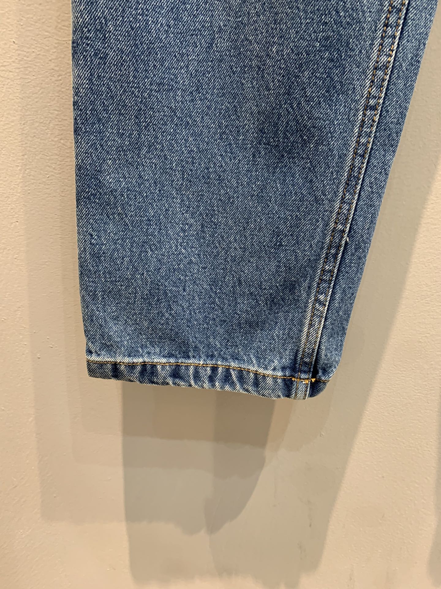 新款🔥出货啦📢 原版开发 Prad*2025早秋新款皮标饰牛仔裤 颜色非常经典百搭，直筒收腿 但不阔腿，