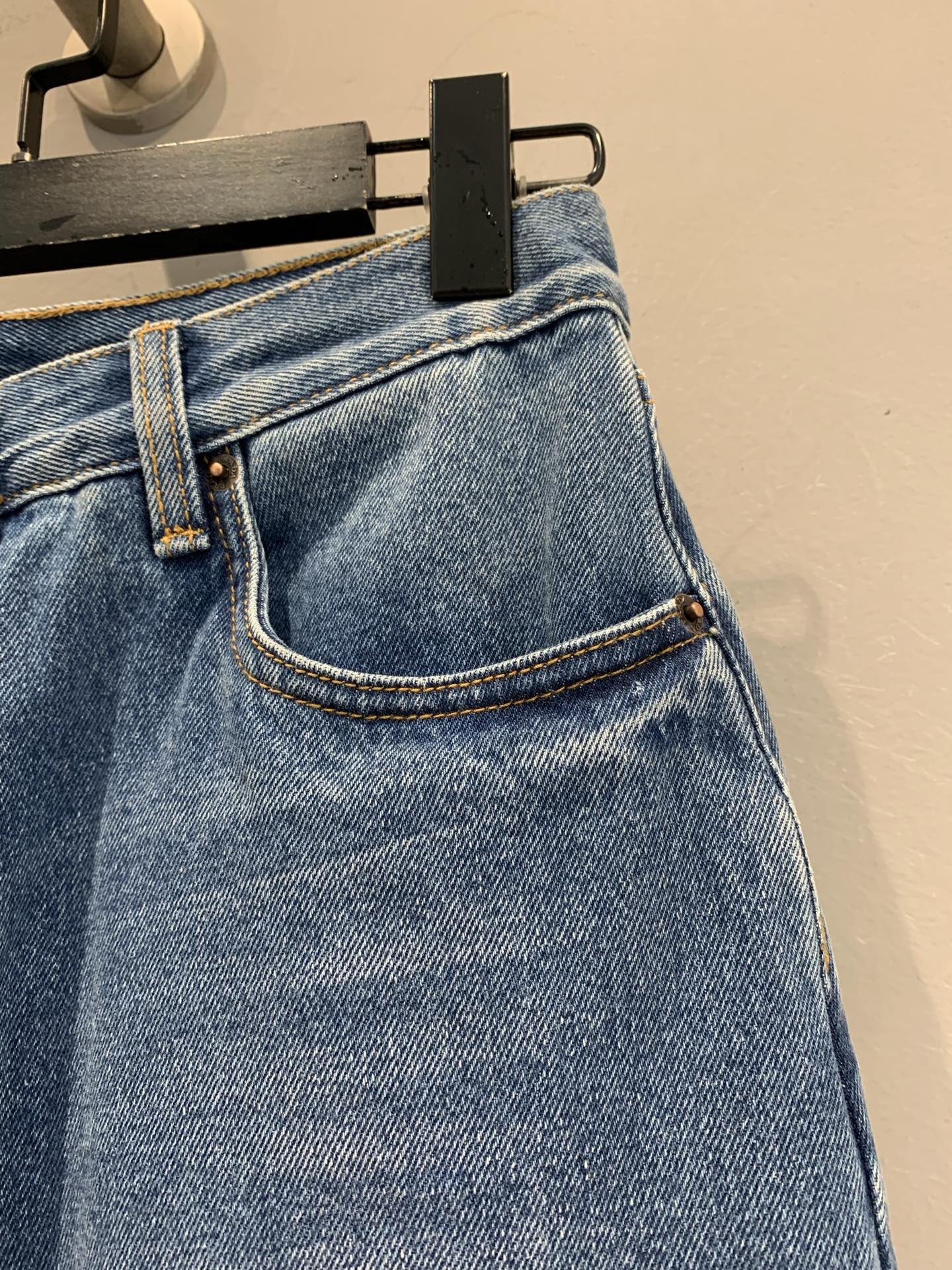 新款🔥出货啦📢 原版开发 Prad*2025早秋新款皮标饰牛仔裤 颜色非常经典百搭，直筒收腿 但不阔腿，