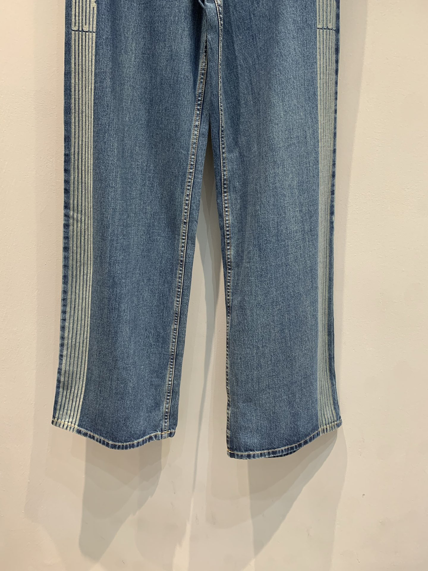 新款🔥出货啦📢 原版开发 CD2025早秋新款侧边织带提花logo牛仔裤 采用蓝色棉质牛仔布精心制作，以