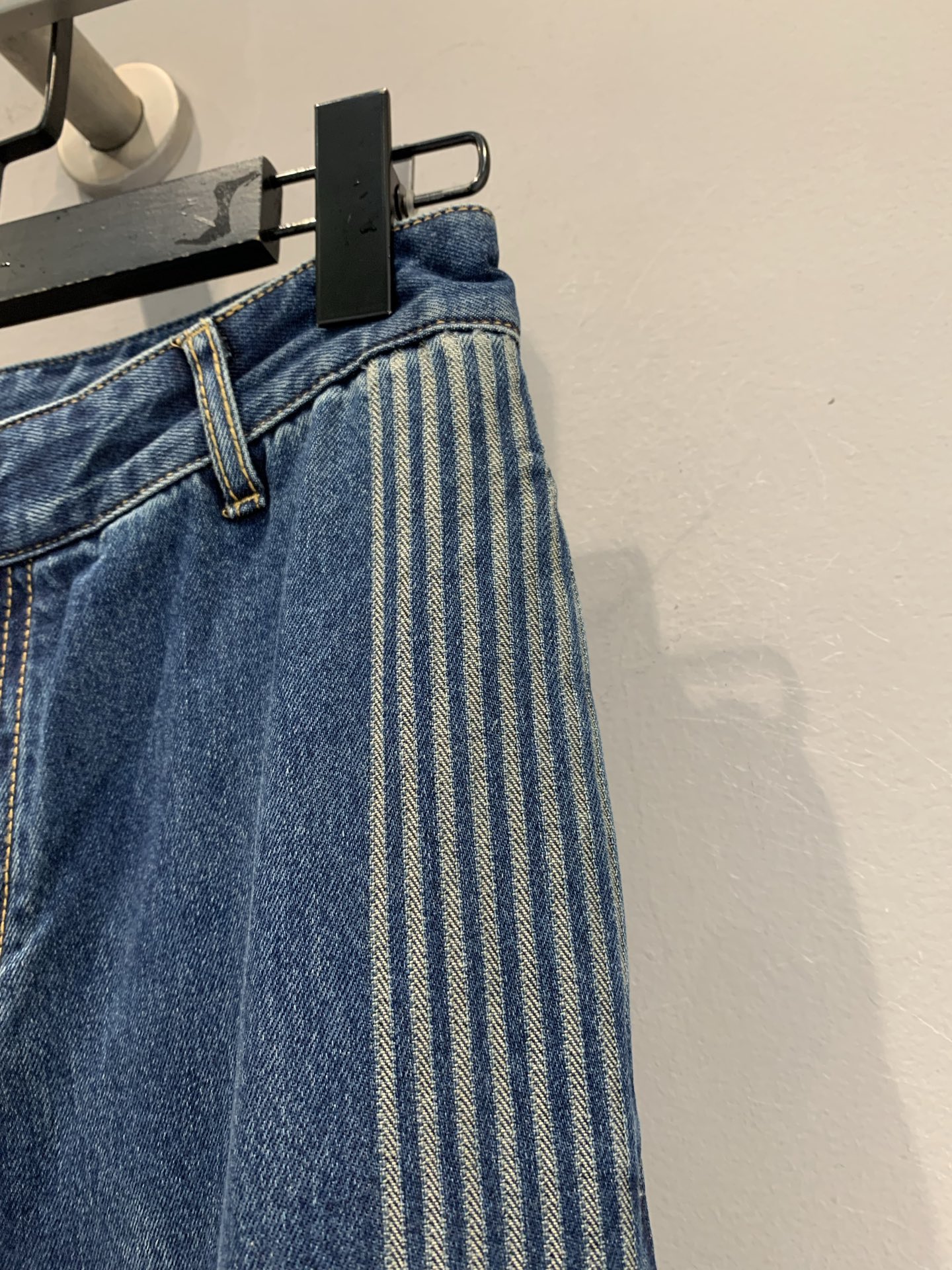 新款🔥出货啦📢 原版开发 CD2025早秋新款侧边织带提花logo牛仔裤 采用蓝色棉质牛仔布精心制作，以