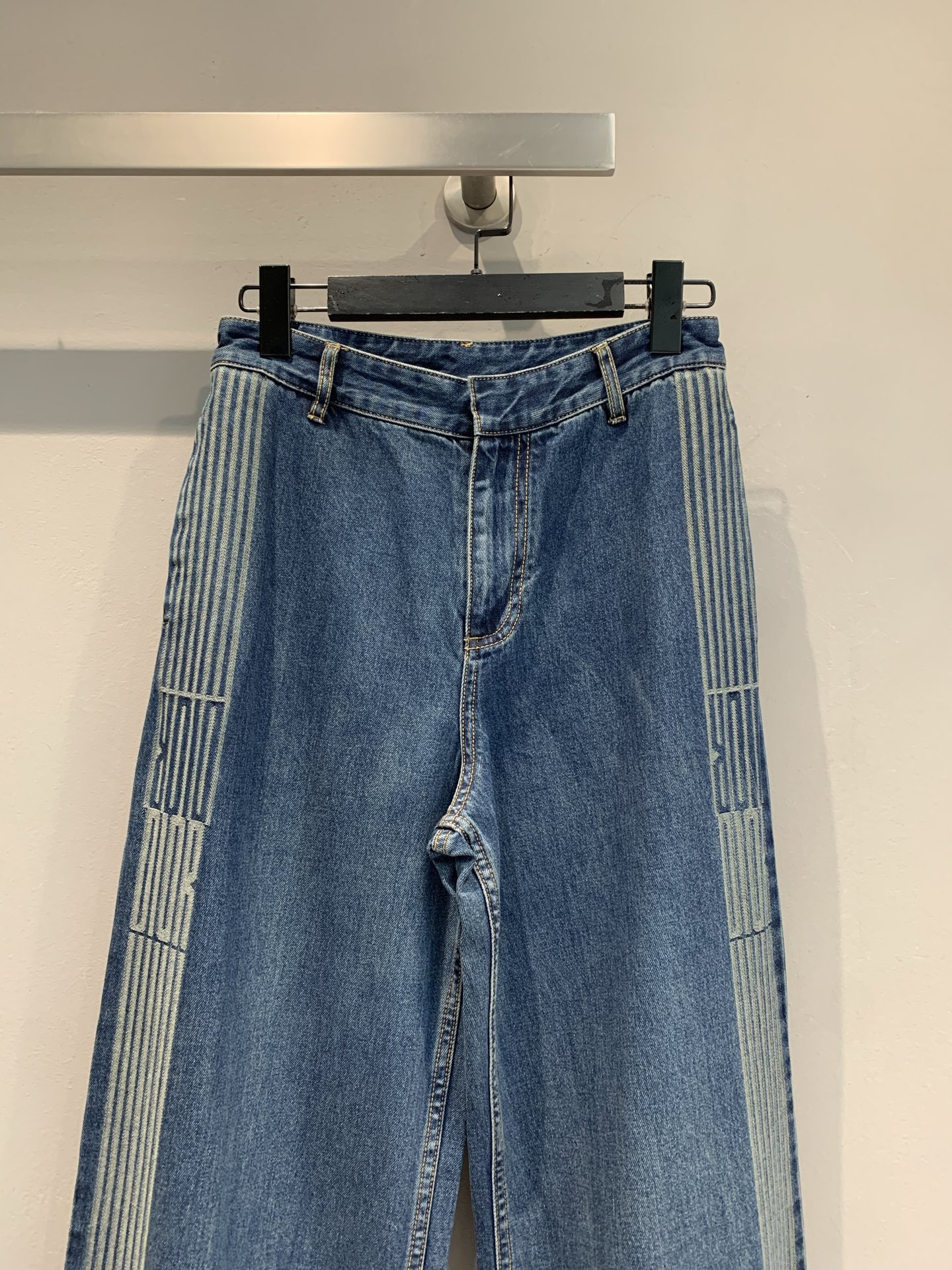 新款🔥出货啦📢 原版开发 CD2025早秋新款侧边织带提花logo牛仔裤 采用蓝色棉质牛仔布精心制作，以