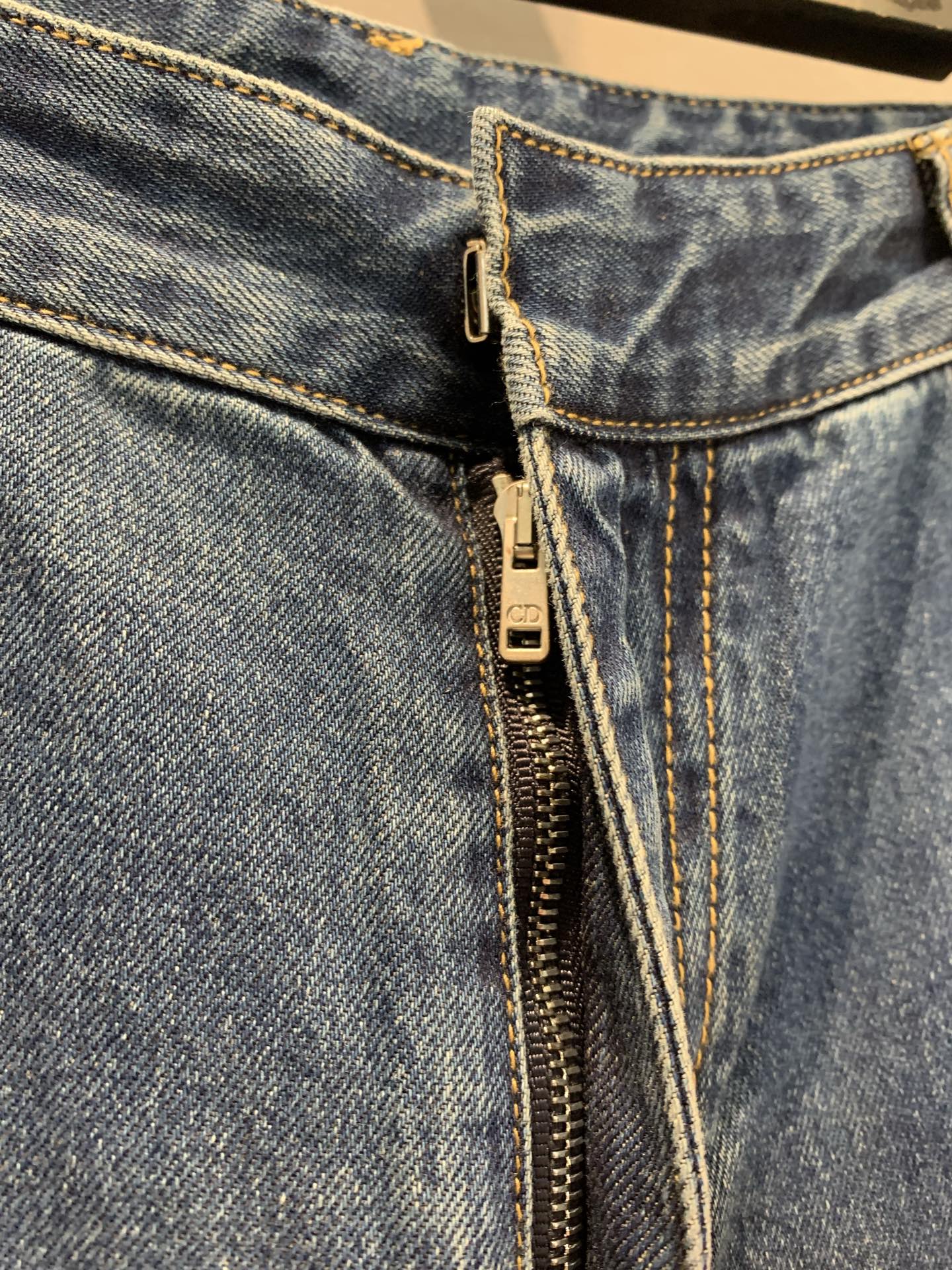 新款🔥出货啦📢 原版开发 CD2025早秋新款侧边织带提花logo牛仔裤 采用蓝色棉质牛仔布精心制作，以