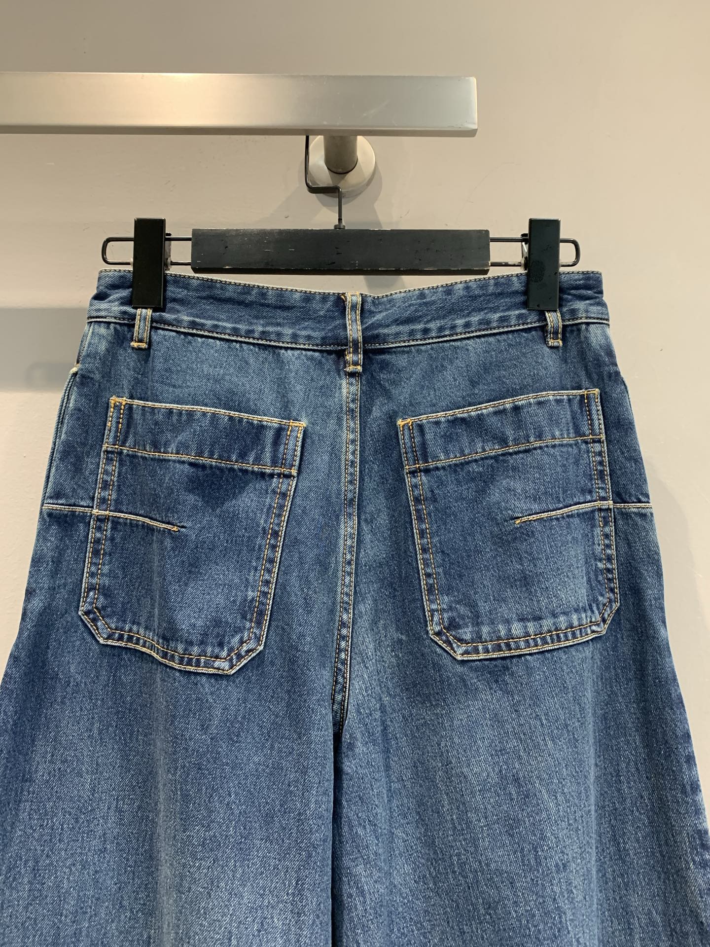 新款🔥出货啦📢 原版开发 CD2025早秋新款侧边织带提花logo牛仔裤 采用蓝色棉质牛仔布精心制作，以