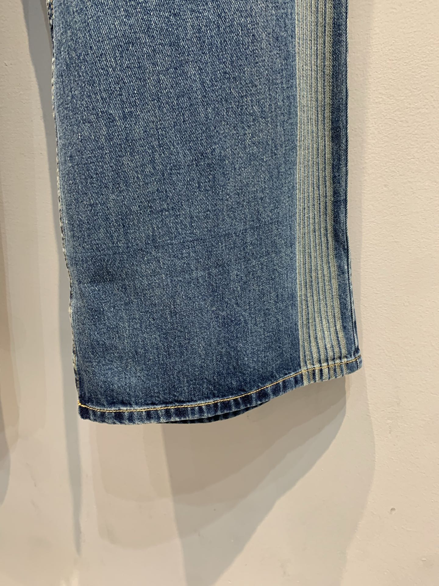 新款🔥出货啦📢 原版开发 CD2025早秋新款侧边织带提花logo牛仔裤 采用蓝色棉质牛仔布精心制作，以