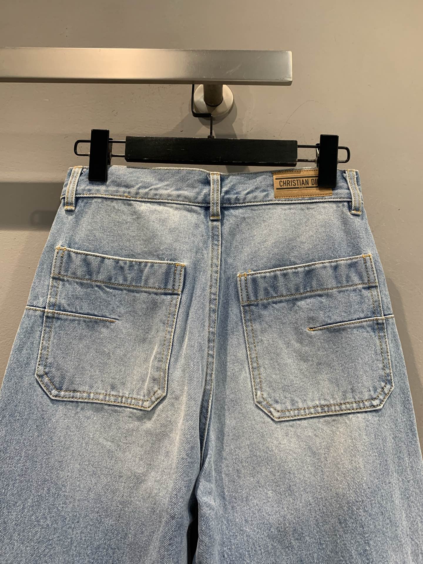 新款🔥出货啦📢 原版开发 CD2025早秋新款直筒版型牛仔裤 来自 Dioriviera 限定系列，是一