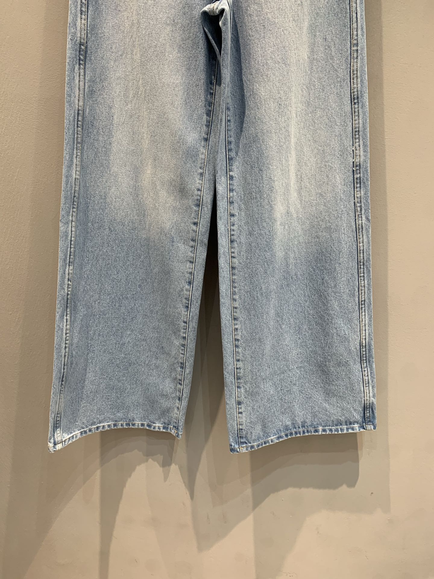 新款🔥出货啦📢 原版开发 CD2025早秋新款直筒版型牛仔裤 来自 Dioriviera 限定系列，是一