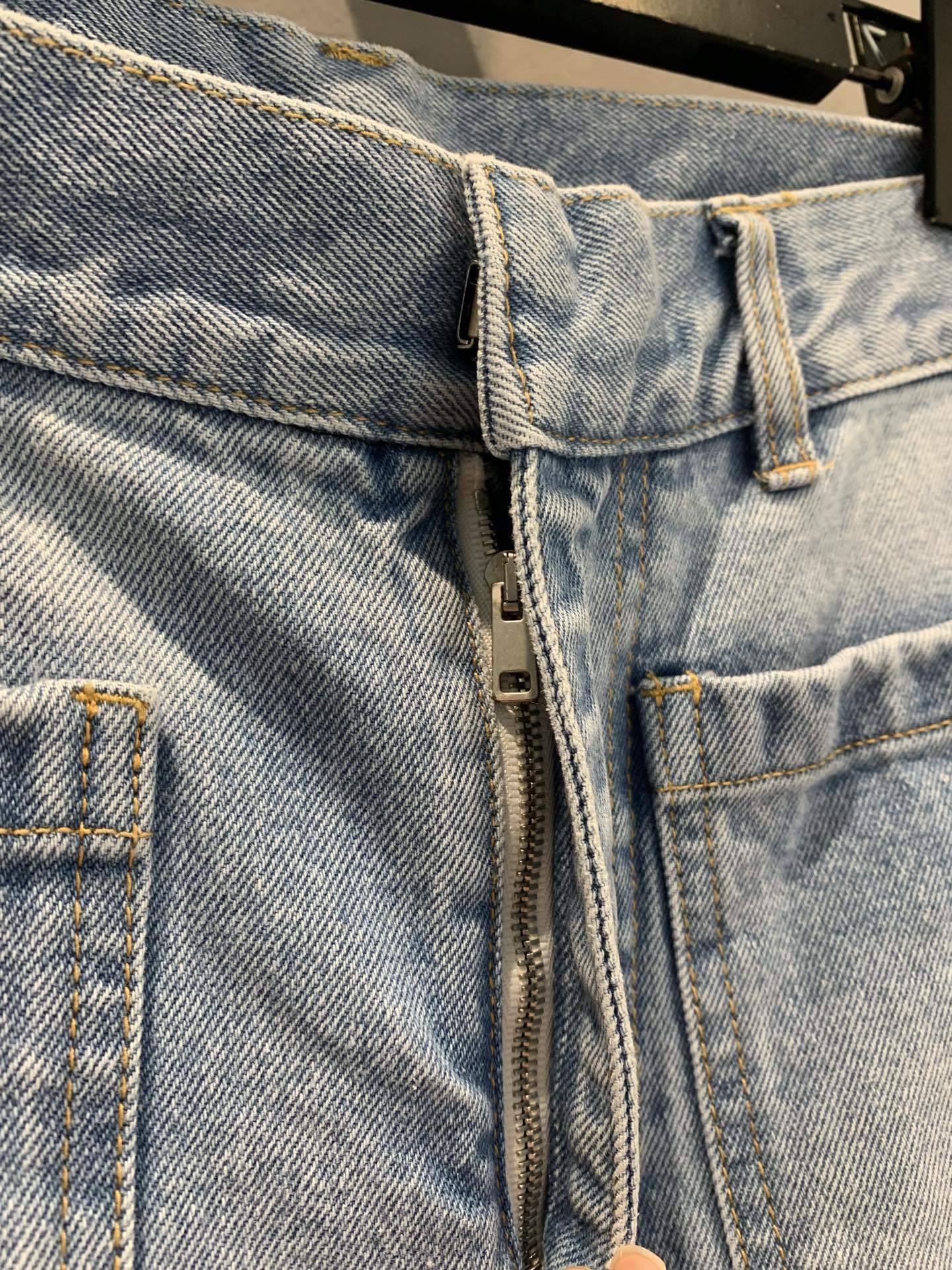 新款🔥出货啦📢 原版开发 CD2025早秋新款直筒版型牛仔裤 来自 Dioriviera 限定系列，是一