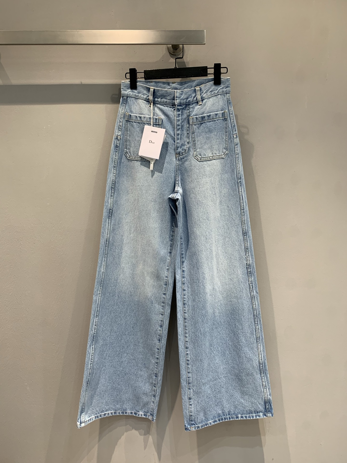 新款🔥出货啦📢 原版开发 CD2025早秋新款直筒版型牛仔裤 来自 Dioriviera 限定系列，是一