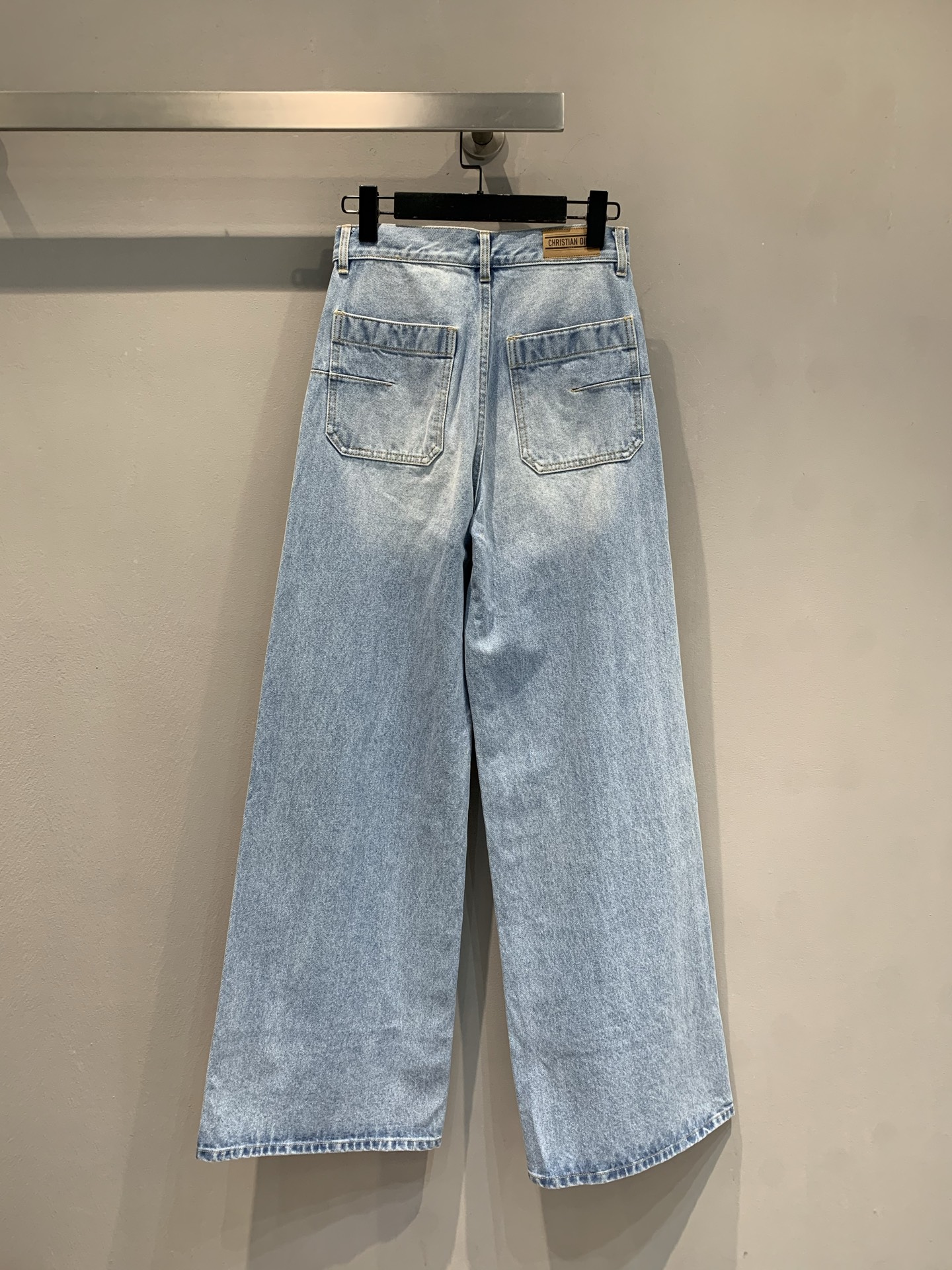 新款🔥出货啦📢 原版开发 CD2025早秋新款直筒版型牛仔裤 来自 Dioriviera 限定系列，是一