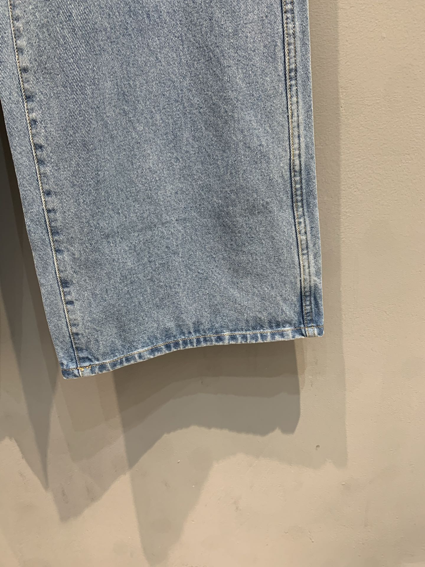 新款🔥出货啦📢 原版开发 CD2025早秋新款直筒版型牛仔裤 来自 Dioriviera 限定系列，是一