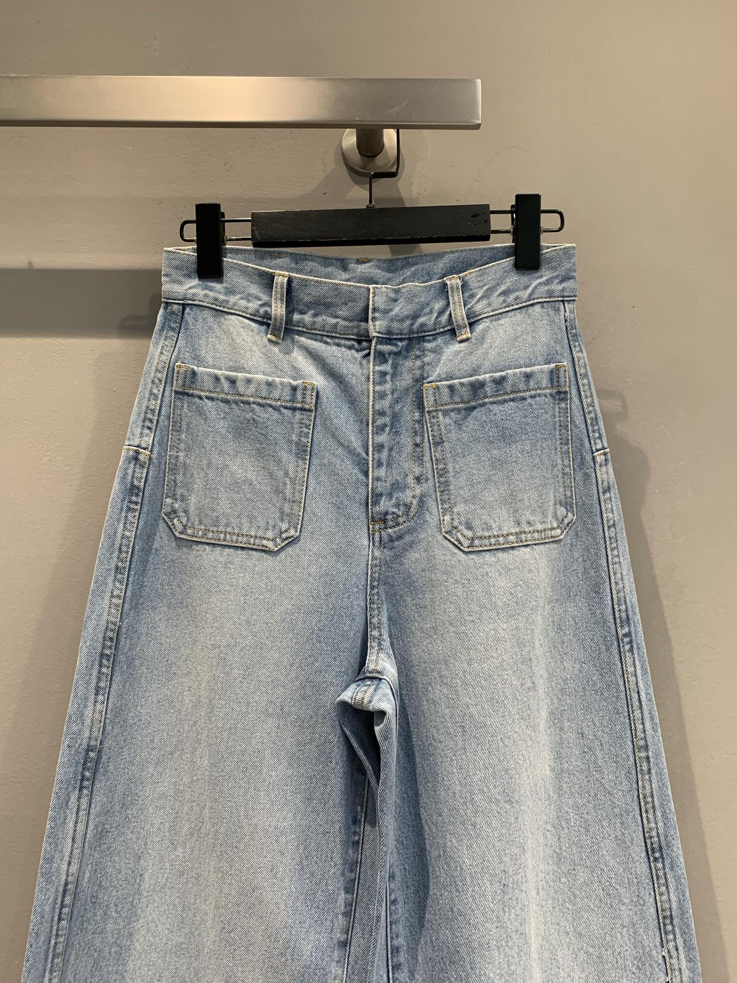 新款🔥出货啦📢 原版开发 CD2025早秋新款直筒版型牛仔裤 来自 Dioriviera 限定系列，是一