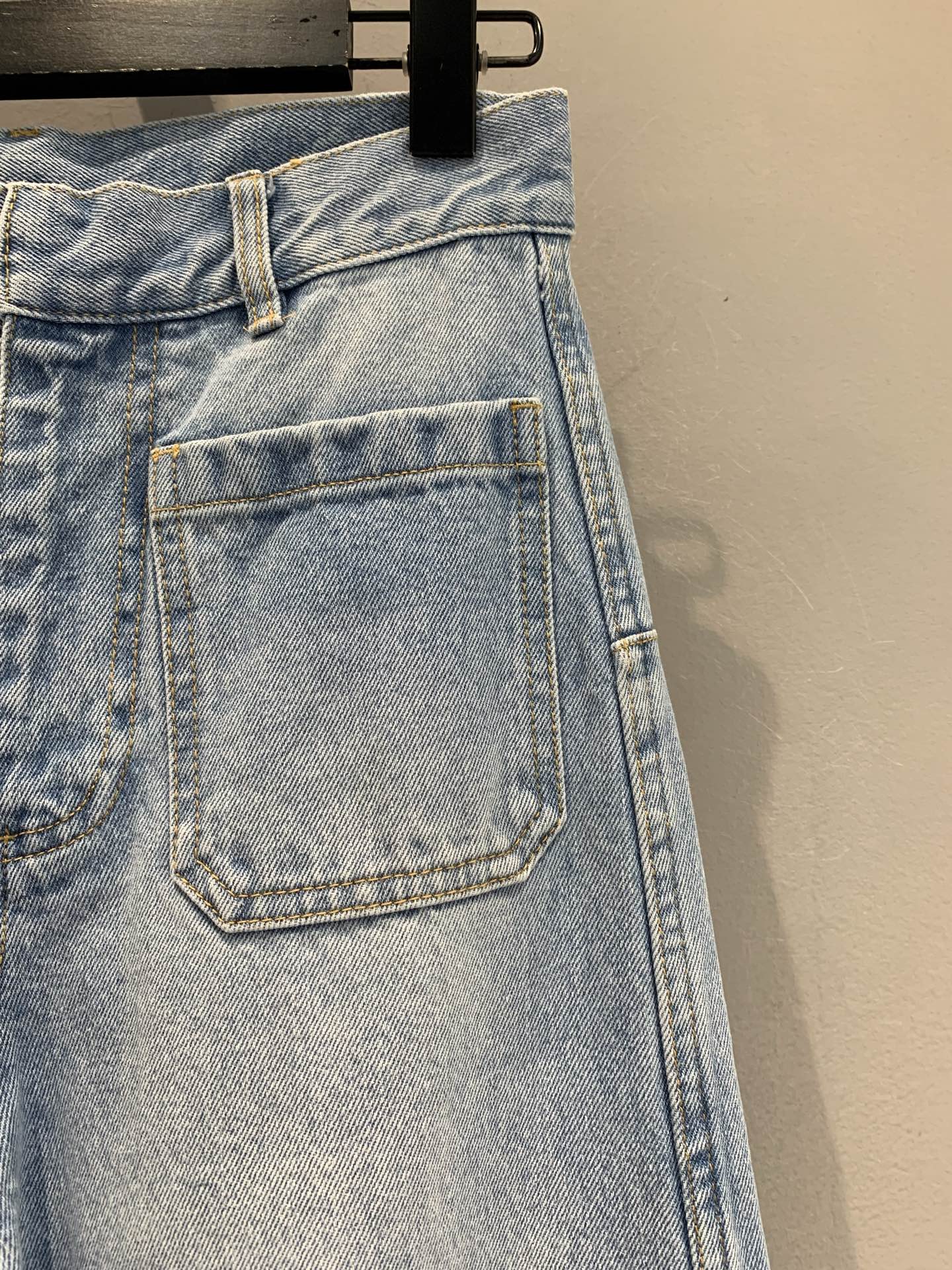 新款🔥出货啦📢 原版开发 CD2025早秋新款直筒版型牛仔裤 来自 Dioriviera 限定系列，是一