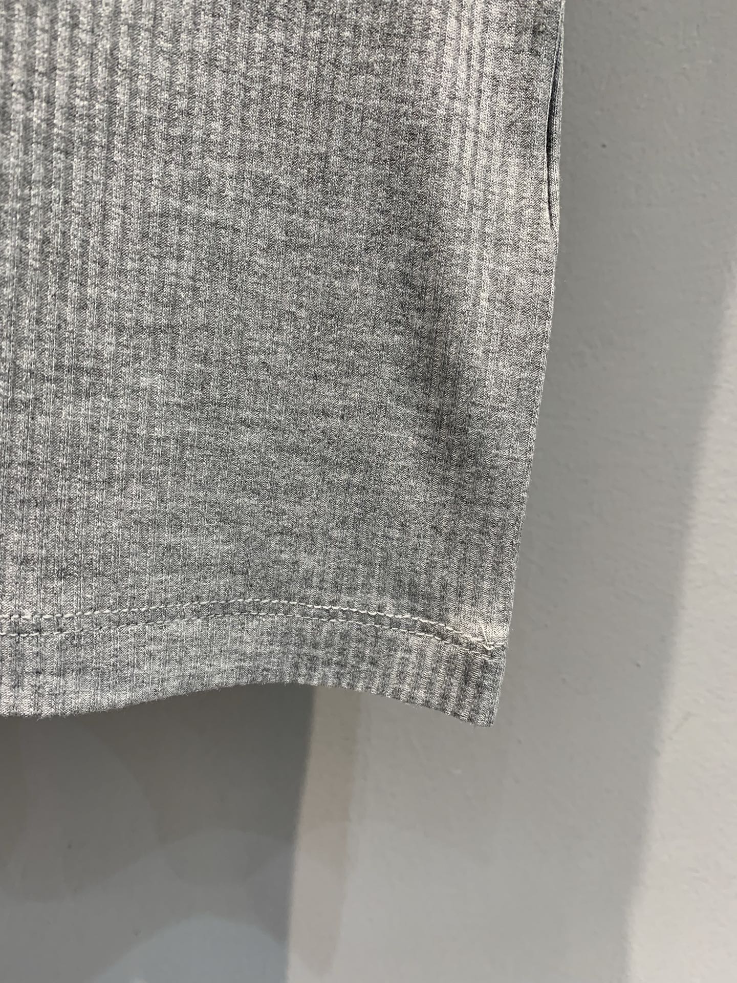 新款🔥出货啦📢 原版开发 Loew*2025早秋新款时髦百搭螺纹背心 手感干爽质地像是亚麻略带真丝的质感