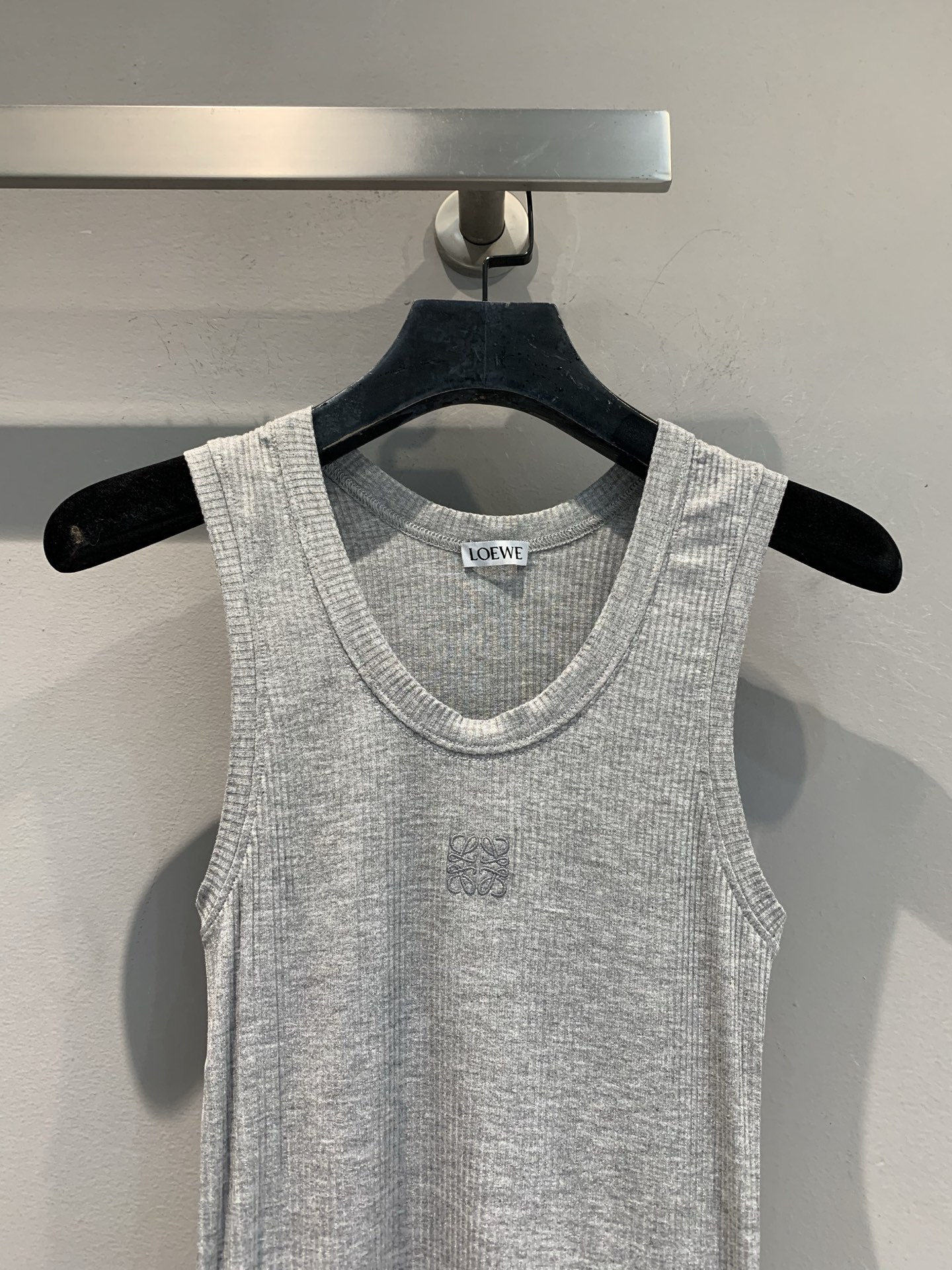 新款🔥出货啦📢 原版开发 Loew*2025早秋新款时髦百搭螺纹背心 手感干爽质地像是亚麻略带真丝的质感