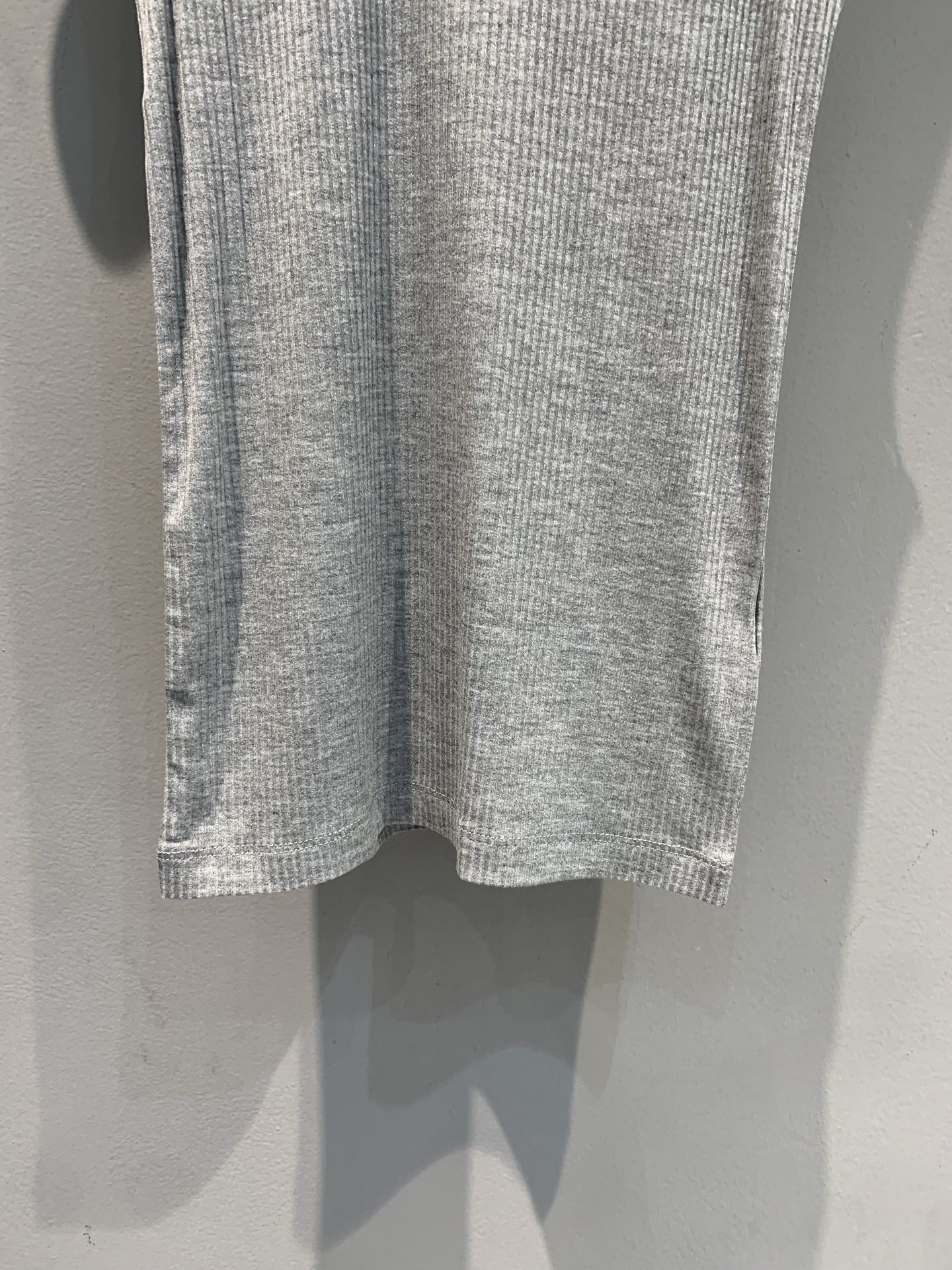 新款🔥出货啦📢 原版开发 Loew*2025早秋新款时髦百搭螺纹背心 手感干爽质地像是亚麻略带真丝的质感