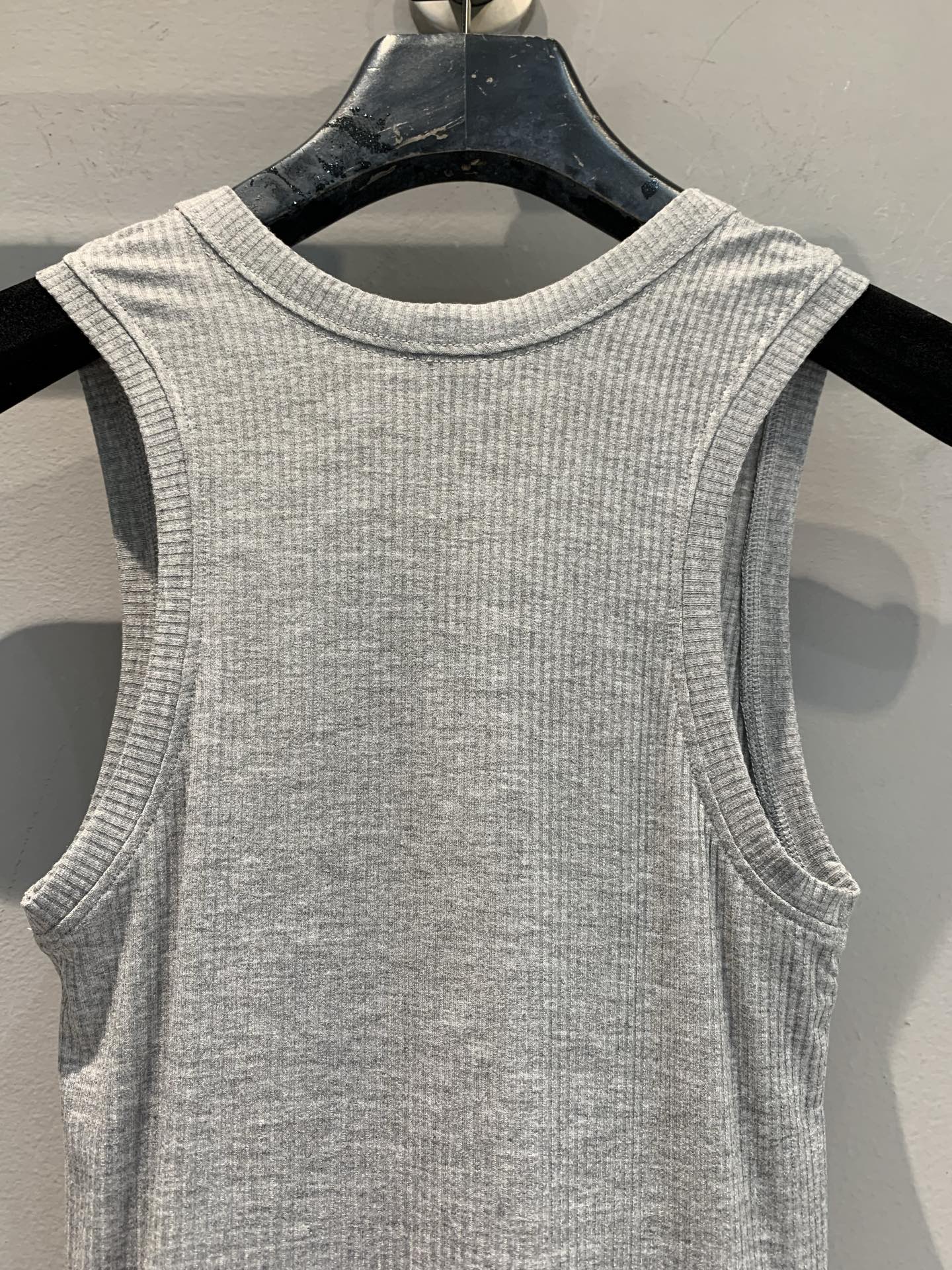 新款🔥出货啦📢 原版开发 Loew*2025早秋新款时髦百搭螺纹背心 手感干爽质地像是亚麻略带真丝的质感