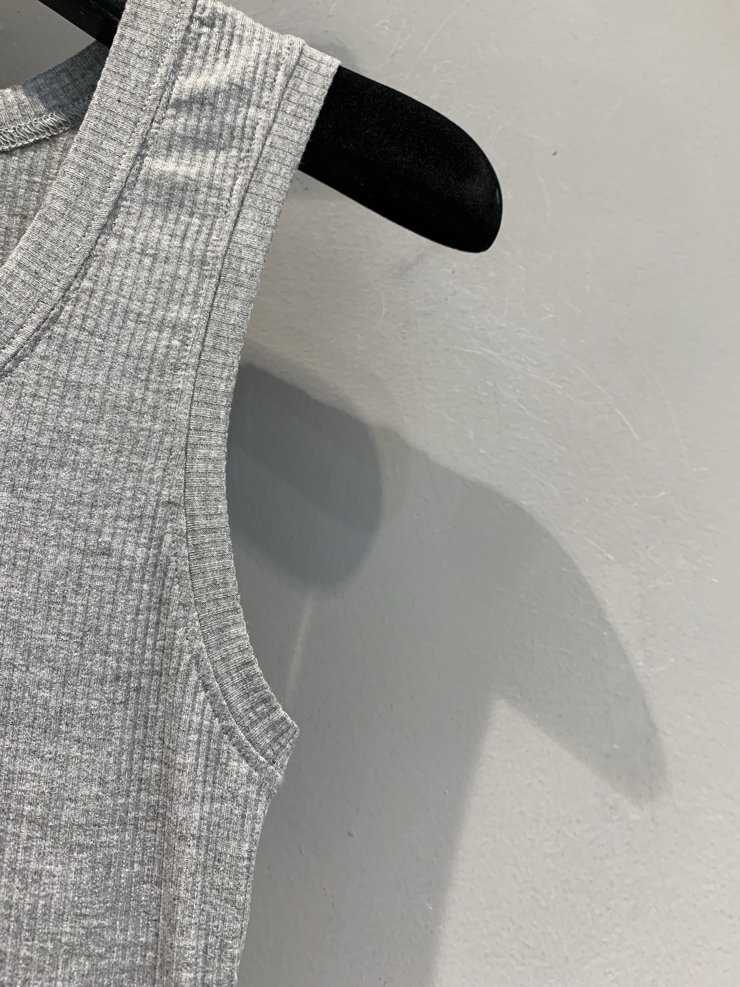 新款🔥出货啦📢 原版开发 Loew*2025早秋新款时髦百搭螺纹背心 手感干爽质地像是亚麻略带真丝的质感