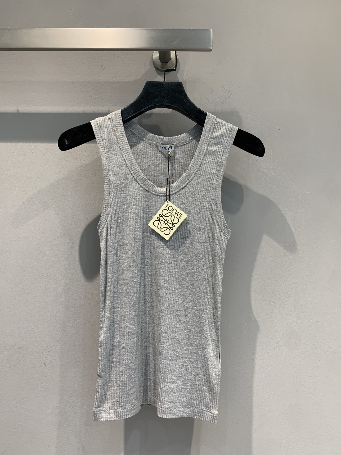 新款🔥出货啦📢 原版开发 Loew*2025早秋新款时髦百搭螺纹背心 手感干爽质地像是亚麻略带真丝的质感