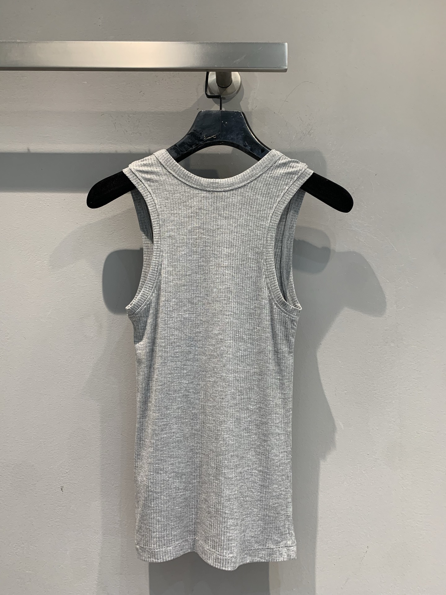 新款🔥出货啦📢 原版开发 Loew*2025早秋新款时髦百搭螺纹背心 手感干爽质地像是亚麻略带真丝的质感