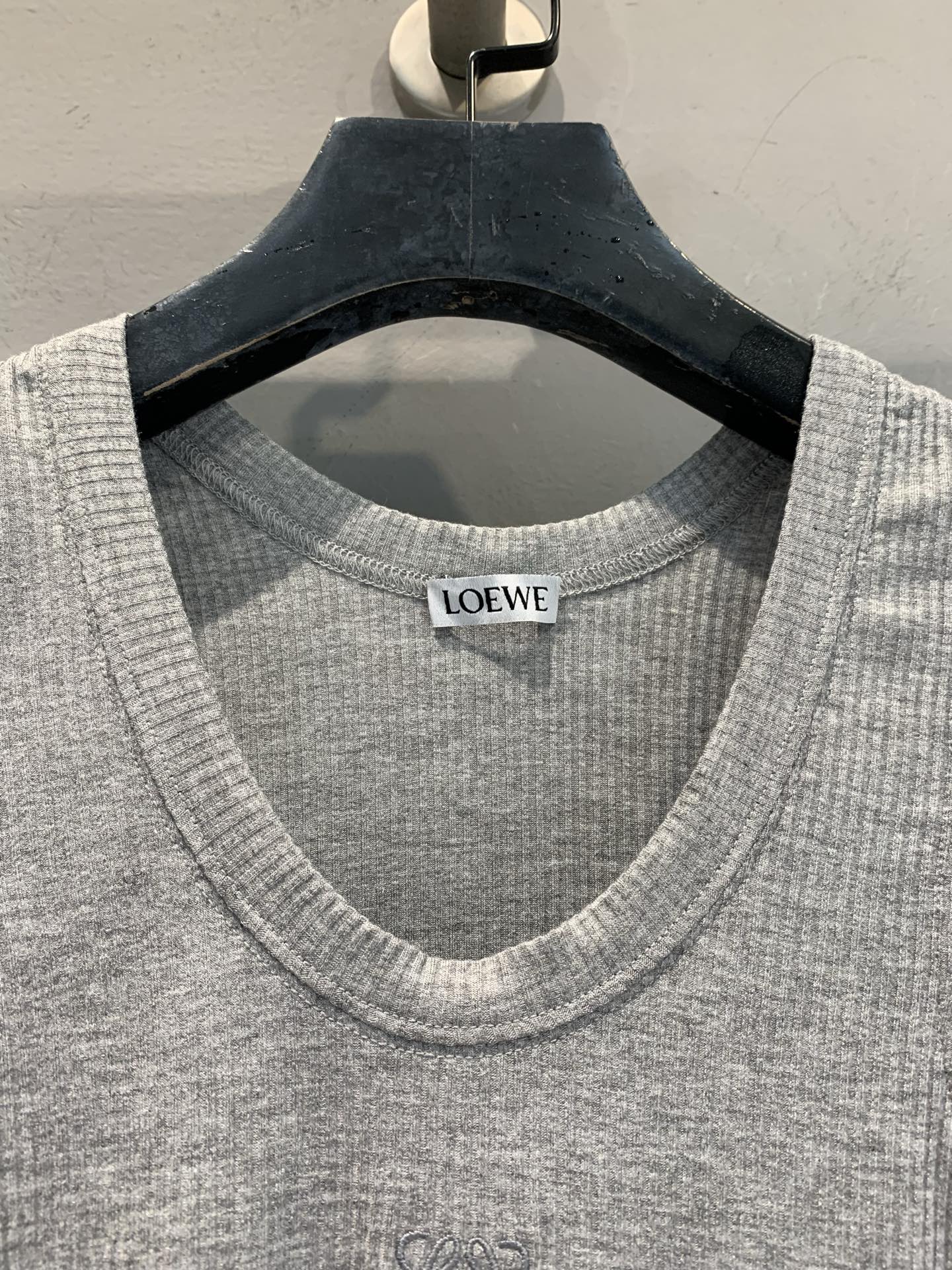 新款🔥出货啦📢 原版开发 Loew*2025早秋新款时髦百搭螺纹背心 手感干爽质地像是亚麻略带真丝的质感