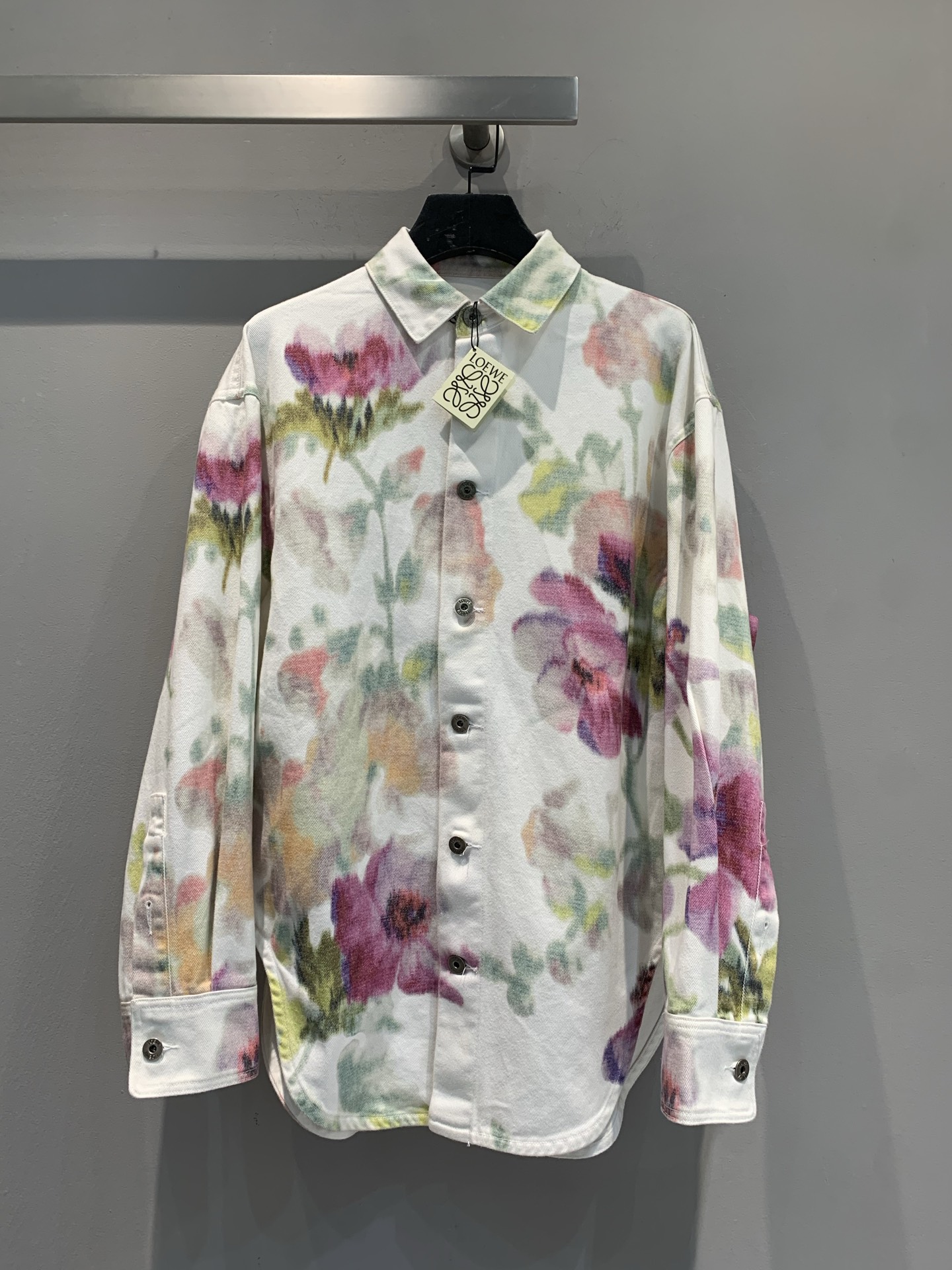 NO:459423,The new model shipped, original development. Loew*2025 early autumn new retro fashionable rendering floral loose denim jacket. It uses imported denim cotton fabric, with excellent texture, pink purple flowers + milky white background. It is gentle and unique, loose cut and not picky about the figure. It is a casual and daily life with a skirt. It turns into a literary heroine in seconds. It is a perfect cheating tool for wearing outfits. SML, loewe, skirts, jeans, jackets & coats, alexander wang19860909新款出货啦原版开发 Loew*2025早秋新款复古时髦渲染花卉宽松牛仔外套.采用进口牛仔棉面料,质感上乘,粉紫花朵+奶白底色 温柔又别致,宽松剪裁不挑身材,搭牛仔裤是随性日常,配半裙秒变文艺女主,妥妥穿搭作弊神器.码数SML,,loewe,skirts,jeans,jackets & coats,alexander wang,Women's clothing