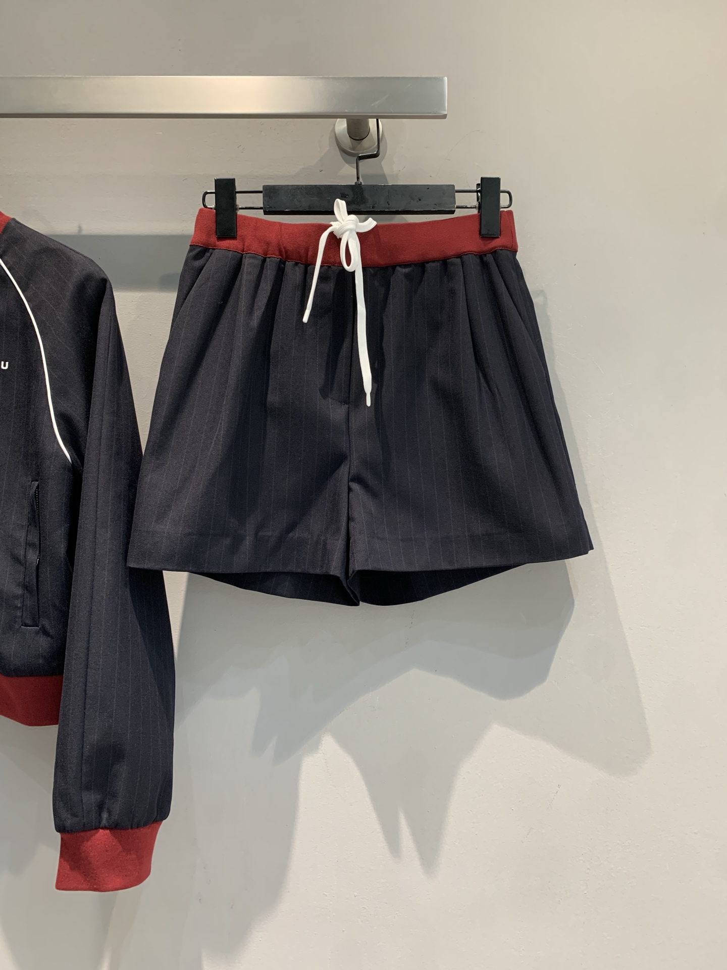 NO:459436,New model shipped M Original development Miumi 2025 early autumn new college style contrasting wool shorts. It uses imported wool fabric, delicate texture, crisp style, high waist design, super long legs, drawstring details are milky and cool, you can wear it every day when going out and on campus commuting, the whole look is retro and fashionable. SML, miumiu, shorts, alexander wang19860909新款出货啦M 原版开发 Miumi2025早秋新款学院风撞色边系带羊毛短裤.采用进口绵羊毛面料,质感细腻,版型挺括,短裤高腰设计超显腿长,抽绳细节又奶又飒,日常出街、校园通勤都能穿,整套look复古又时髦.码数SML,,miumiu,shorts,alexander wang,Women's clothing