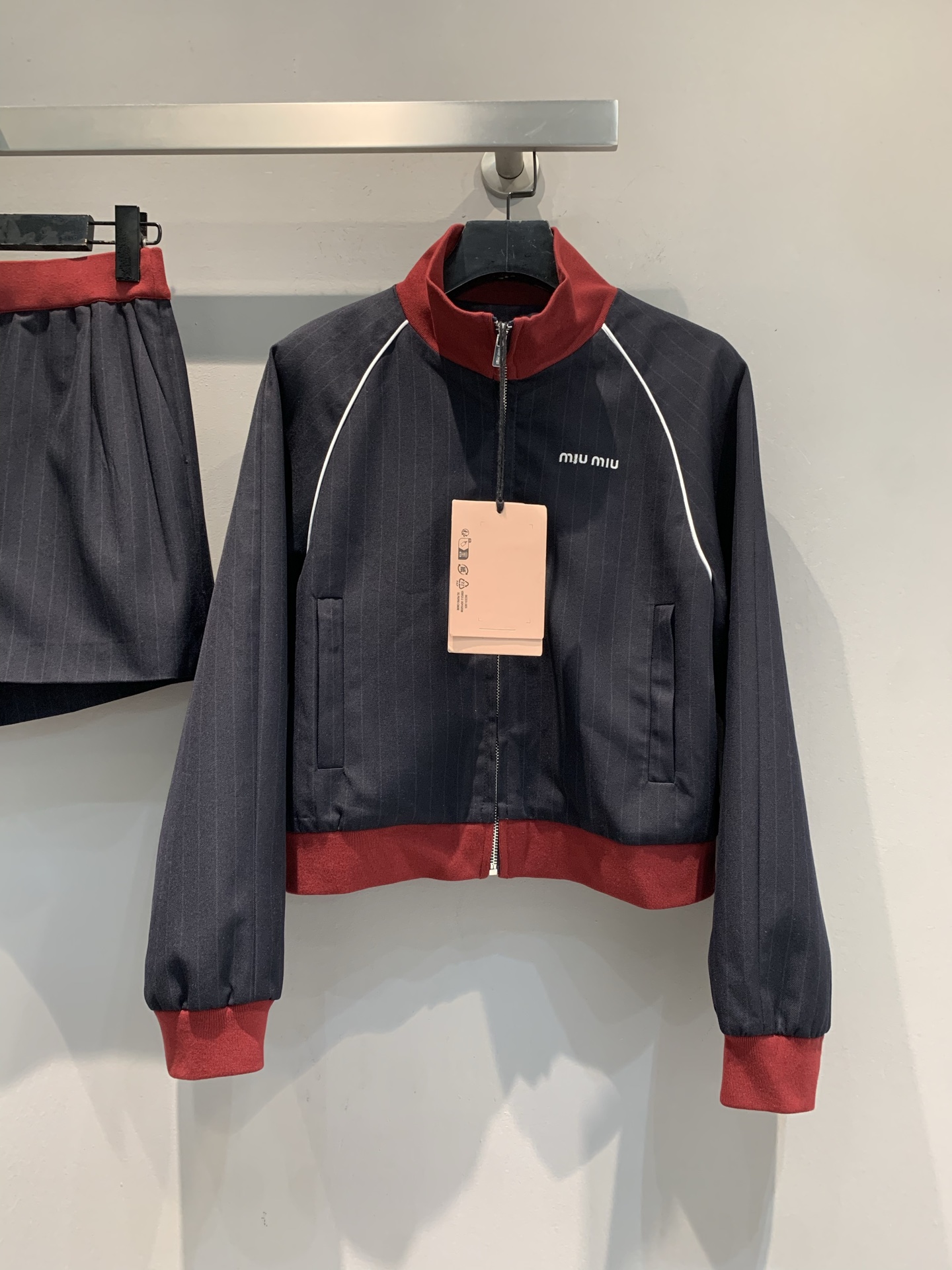 NO:459449,New model is shipped. Original development. Miumi*2025 early autumn new college style contrasting edge short wool jacket. It uses imported wool fabric, with delicate texture and crisp style. The short design shows the proportions, the zipper opening and closing has a cool feeling, and it is suitable for daily street/campus commuting. It is matched with the same series of shorts to unlock a relaxed and noble feeling with one click. SML, miumiu, shorts, jackets & coats, alexander wang19860909新款出货啦 原版开发 Miumi*2025早秋新款学院风撞色边短款羊毛外套.采用进口绵羊毛面料,质感细腻,版型挺括.短款设计巨显比例,拉链开合自带飒爽感,日常出街/校园通勤都适配,搭配同系列短裤,一键解锁松弛贵气感.码数SML,,miumiu,shorts,jackets & coats,alexander wang,Women's clothing