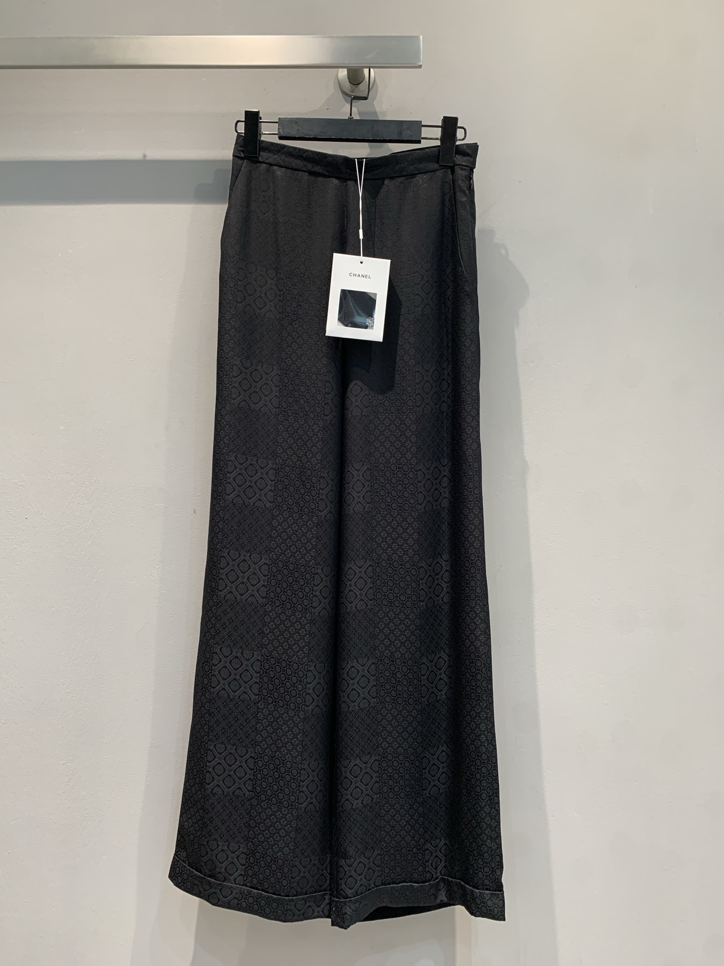 NO:459490,New style is shipped. Original development. C home 2025 early autumn new retro fashionable plaid silk trousers. Selected high-quality silk, soft and silky, with high-end luster, delicate touch, breathable and skin-friendly, classic plaid patterns, incorporate fashion ingenuity, simple and hidden details. The long style with full drape easily outlines straight and long legs, adapts to various figures, walks with a style, and grasps the aura. Number of 36 38 40, chanel, real silk, alexander wang19860909新款出货啦 原版开发 C家2025早秋新款复古时髦对格真丝长裤.精选优质真丝,轻柔丝滑,自带高级光泽,触感细腻,透气又亲肤,经典对格纹路,融入时尚巧思,简约又藏细节.垂坠感十足的长款版型,轻松勾勒笔直长腿,适配各种身形,走路带风,气场拿捏.码数36 38 40,,chanel,real silk,alexander wang,Women's clothing